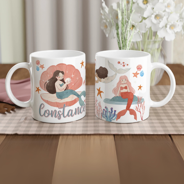 Mug personnalisé tout blanc avec illustration de sirènes aquarelle, décor marin et coquillages, idéal pour un cadeau enfant.