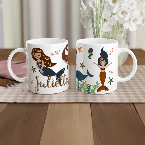 Mug personnalisé tout blanc avec illustration de sirènes et animaux marins, parfait pour un cadeau enfant unique.