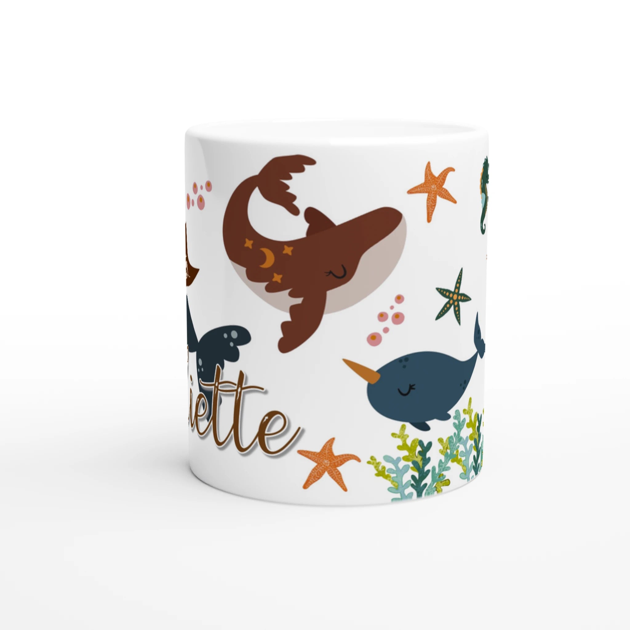 Mug personnalisé tout blanc avec illustration de sirènes et animaux marins, parfait pour un cadeau enfant unique.