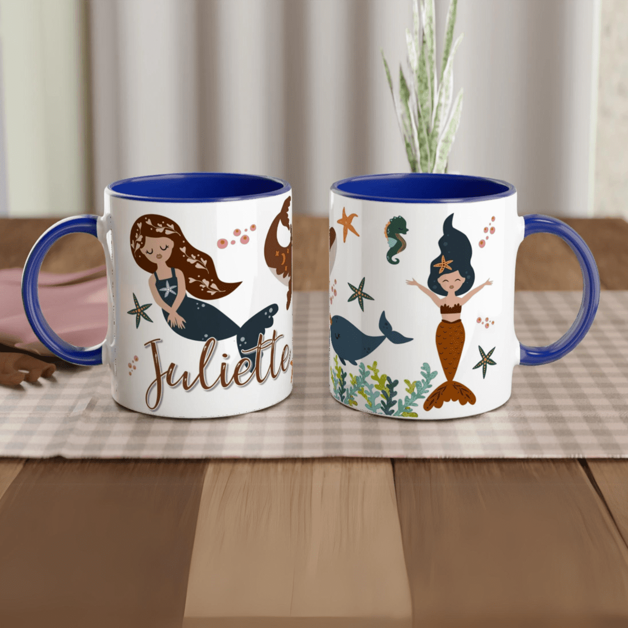 Mug personnalisé avec décor de sirènes et animaux marins, intérieur bleu, parfait pour les passionnées de l’océan.