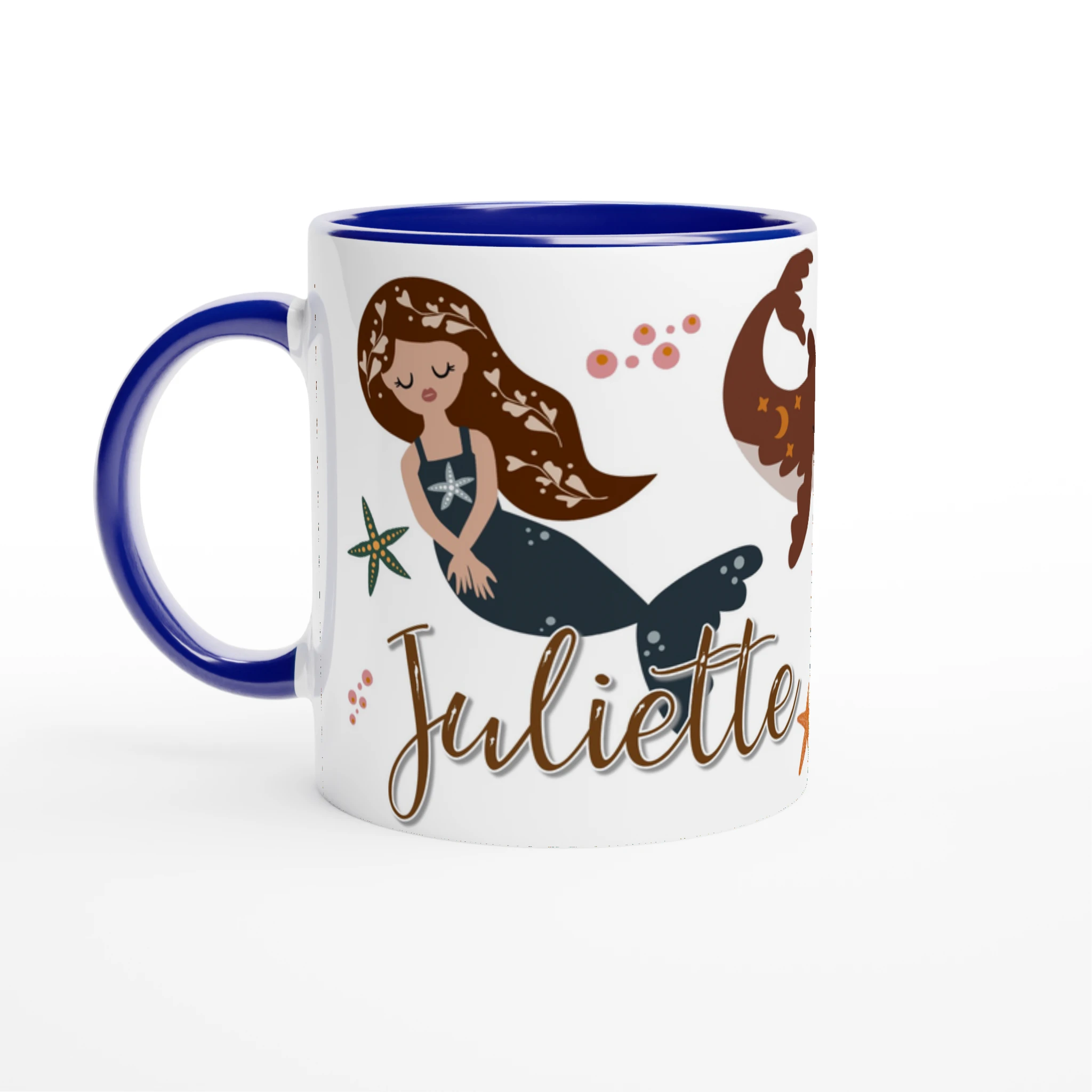 Mug personnalisé avec décor de sirènes et animaux marins, intérieur bleu, parfait pour les passionnées de l’océan.