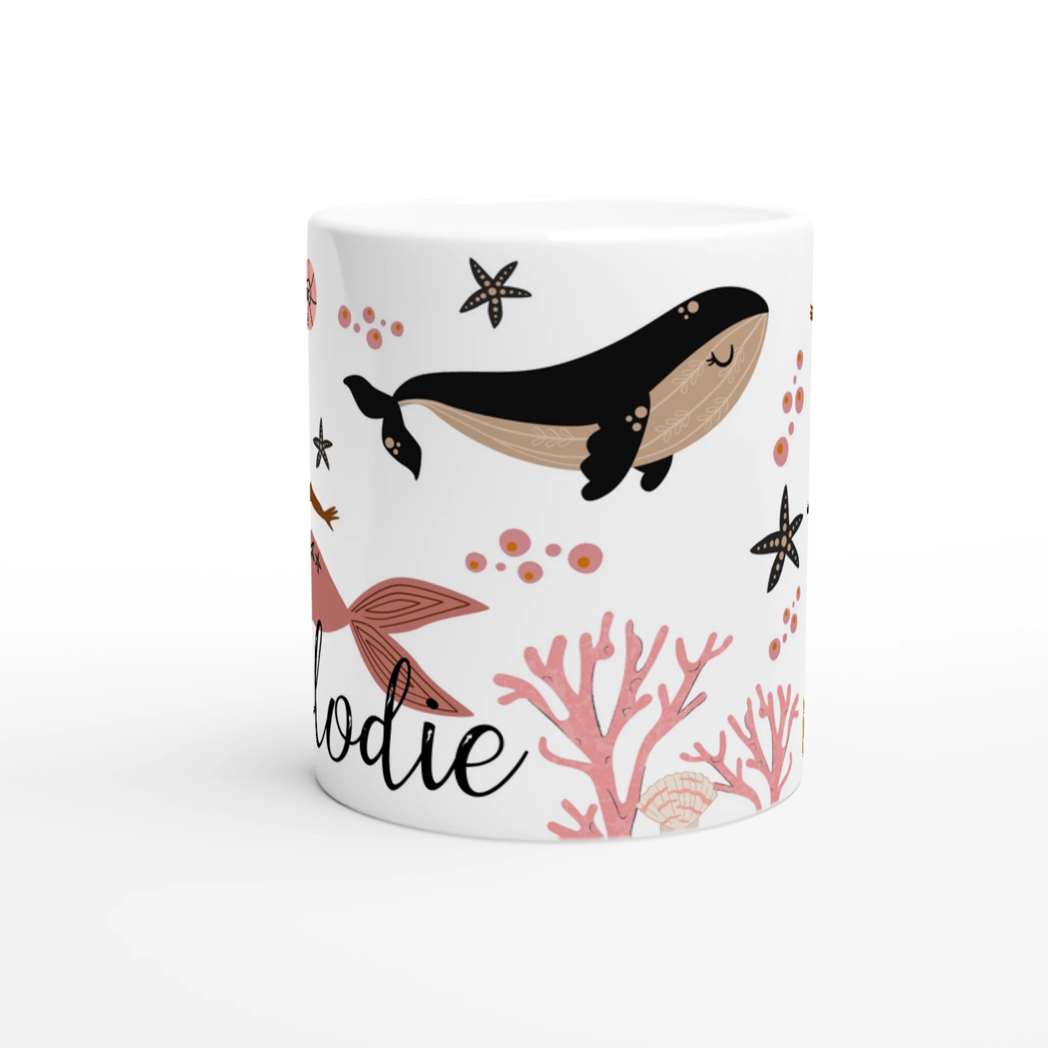Mug personnalisé tout blanc avec illustration de sirènes au style boho chic, étoiles de mer et animaux marins, parfait pour un cadeau enfant original.