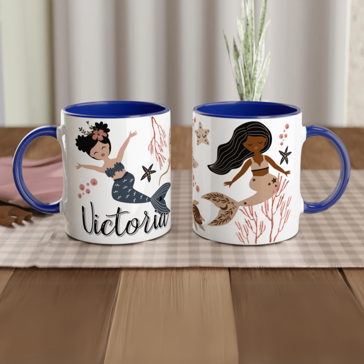 Mug personnalisé avec décor de sirènes, coraux et animaux marins bohème chic, intérieur bleu, idéal pour les amoureuses de l’océan.