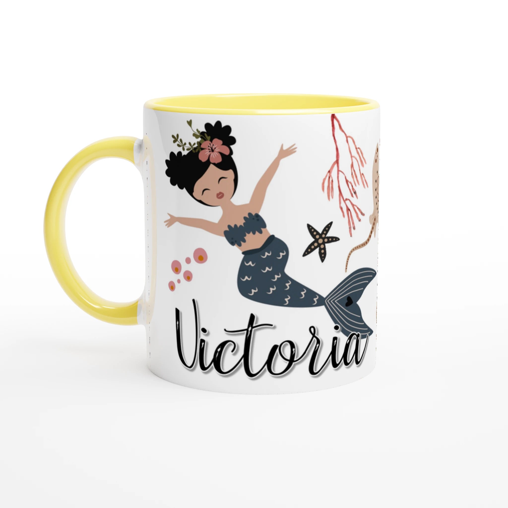 Mug personnalisé avec sirènes boho chic et décor marin naturel, intérieur jaune, idéal pour un cadeau joyeux et unique.