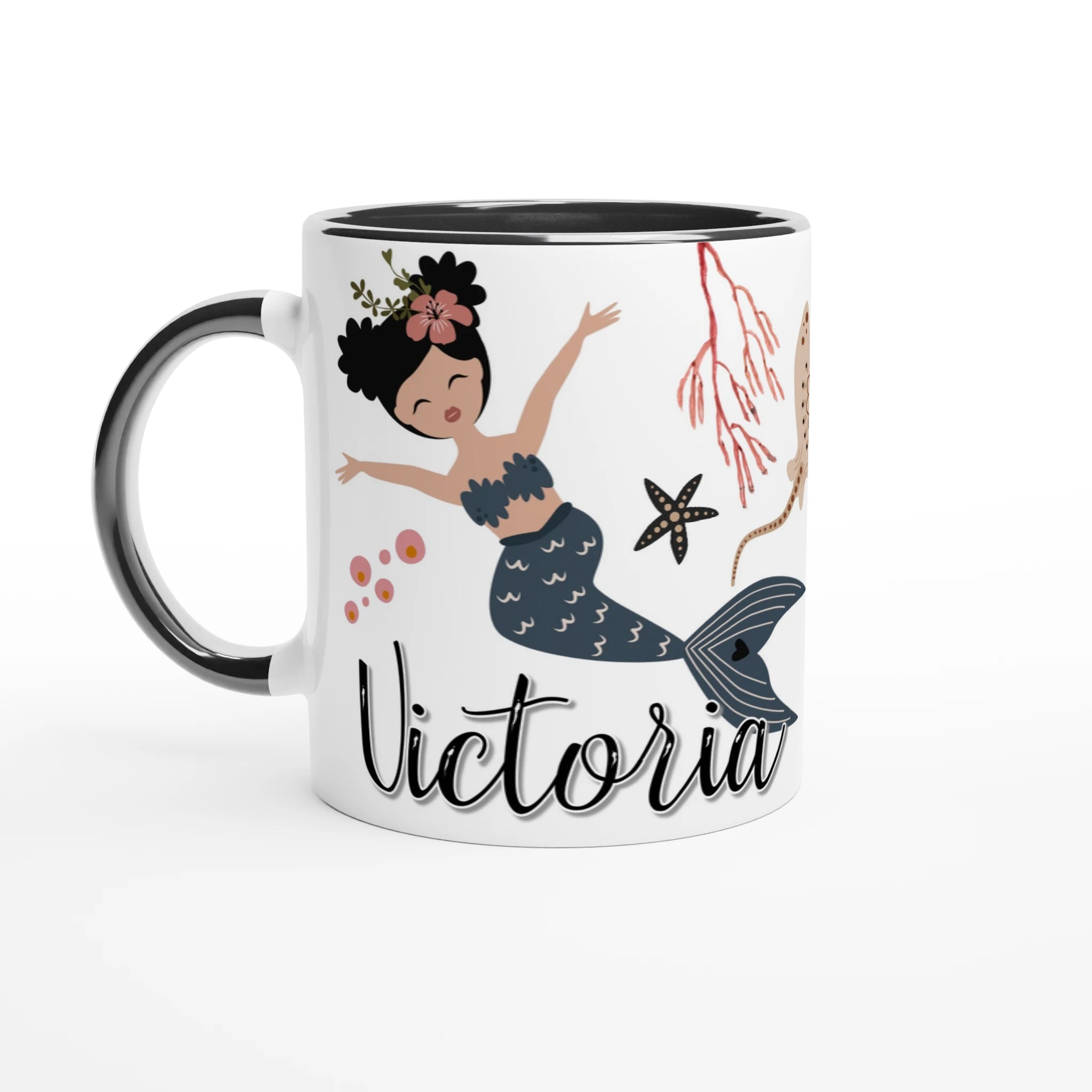 Mug personnalisé avec illustration de sirènes et décor marin au style bohème chic, intérieur noir, parfait pour une touche élégante.