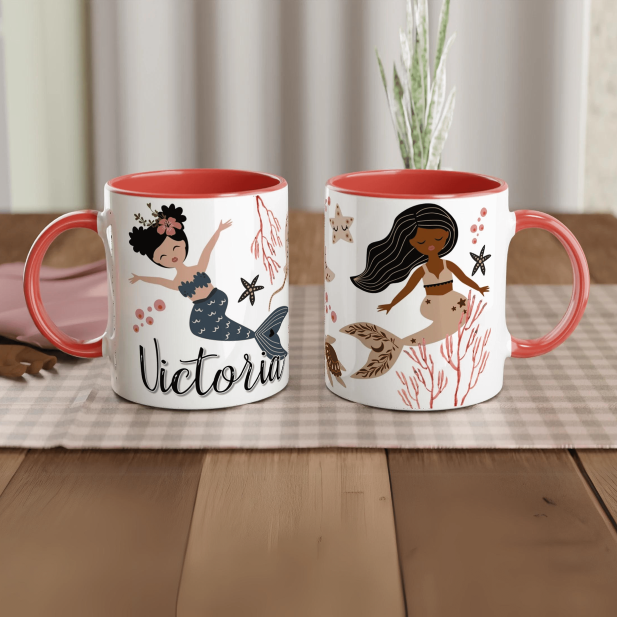Mug personnalisé avec motifs de sirènes bohème chic et éléments marins, intérieur rouge, parfait pour une passionnée de la mer.