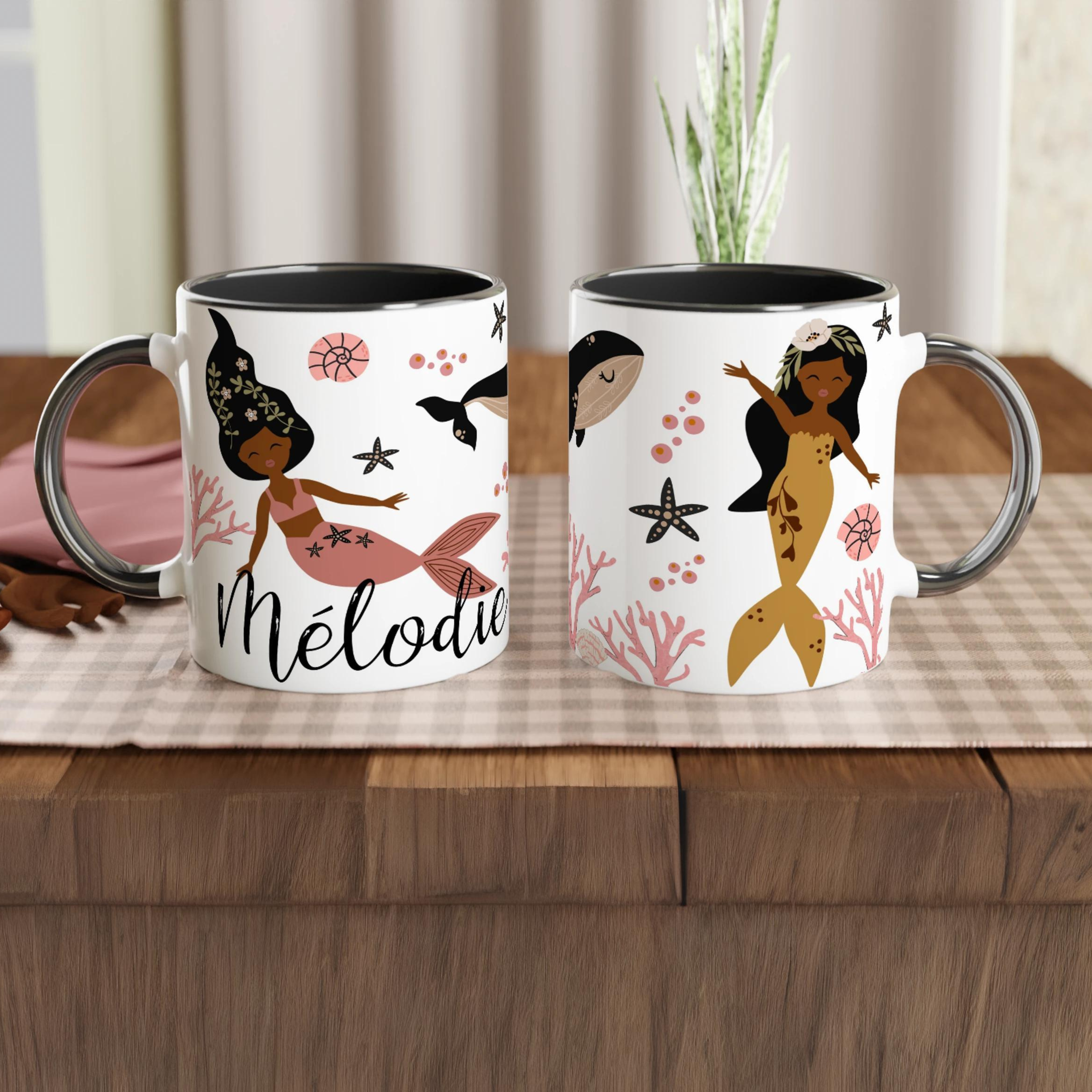 Mug personnalisé avec illustration de sirènes au style boho chic et décor marin, intérieur noir, parfait pour une touche chic et originale.