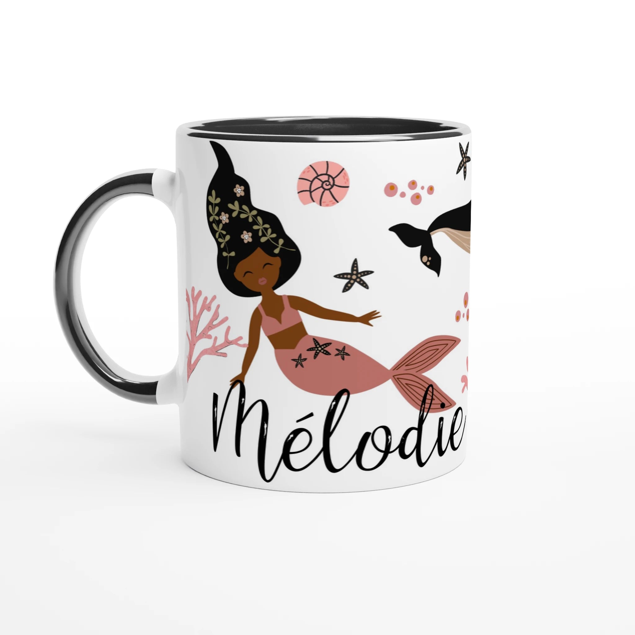 Mug personnalisé avec illustration de sirènes au style boho chic et décor marin, intérieur noir, parfait pour une touche chic et originale.
