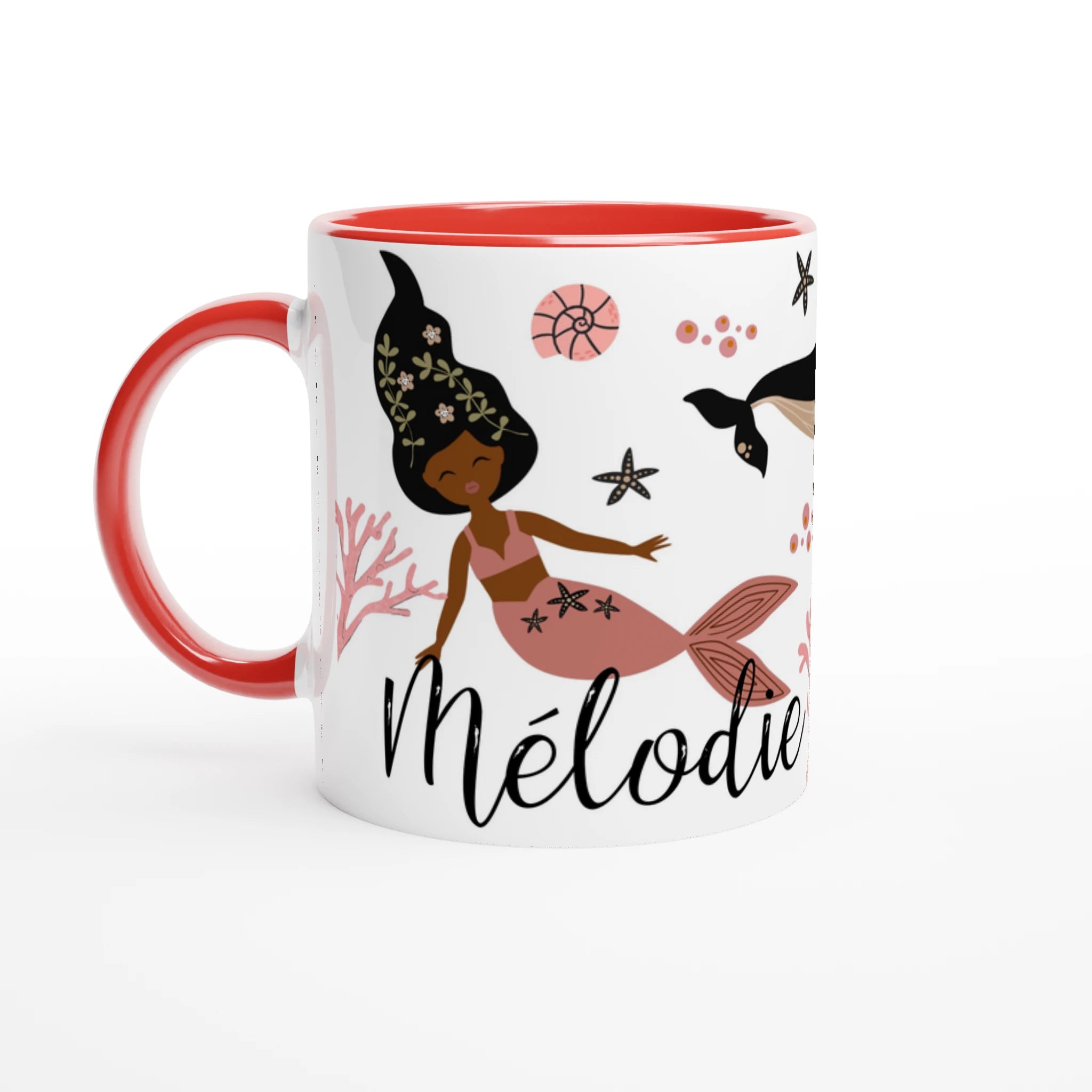 Mug personnalisé avec sirènes boho chic, coraux et décor marin, intérieur rouge, idéal comme cadeau unique pour une passionnée de la mer.