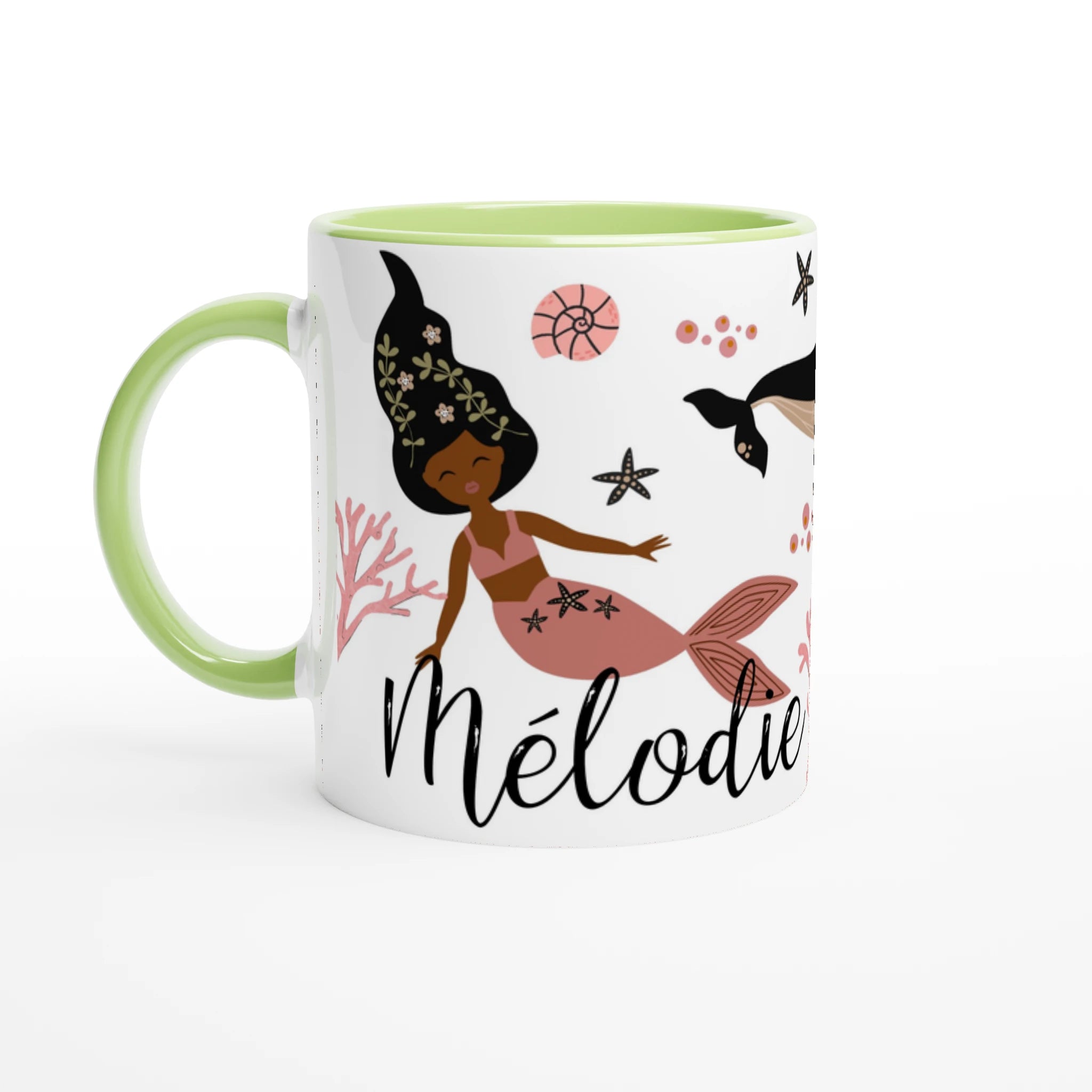 Tasse personnalisée avec décor de sirènes boho chic et animaux marins, intérieur vert, parfaite pour un cadeau coloré et original.