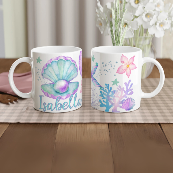 Mug personnalisé tout blanc avec illustration de sirène, coquillage et décor marin au style bohème chic, idéal comme cadeau unique.