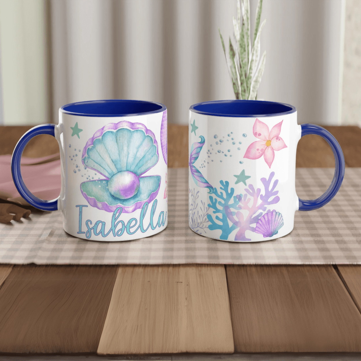 Mug personnalisé avec design de sirène, coquillage et étoiles de mer boho chic, intérieur bleu, idéal pour les passionnées de l’océan.