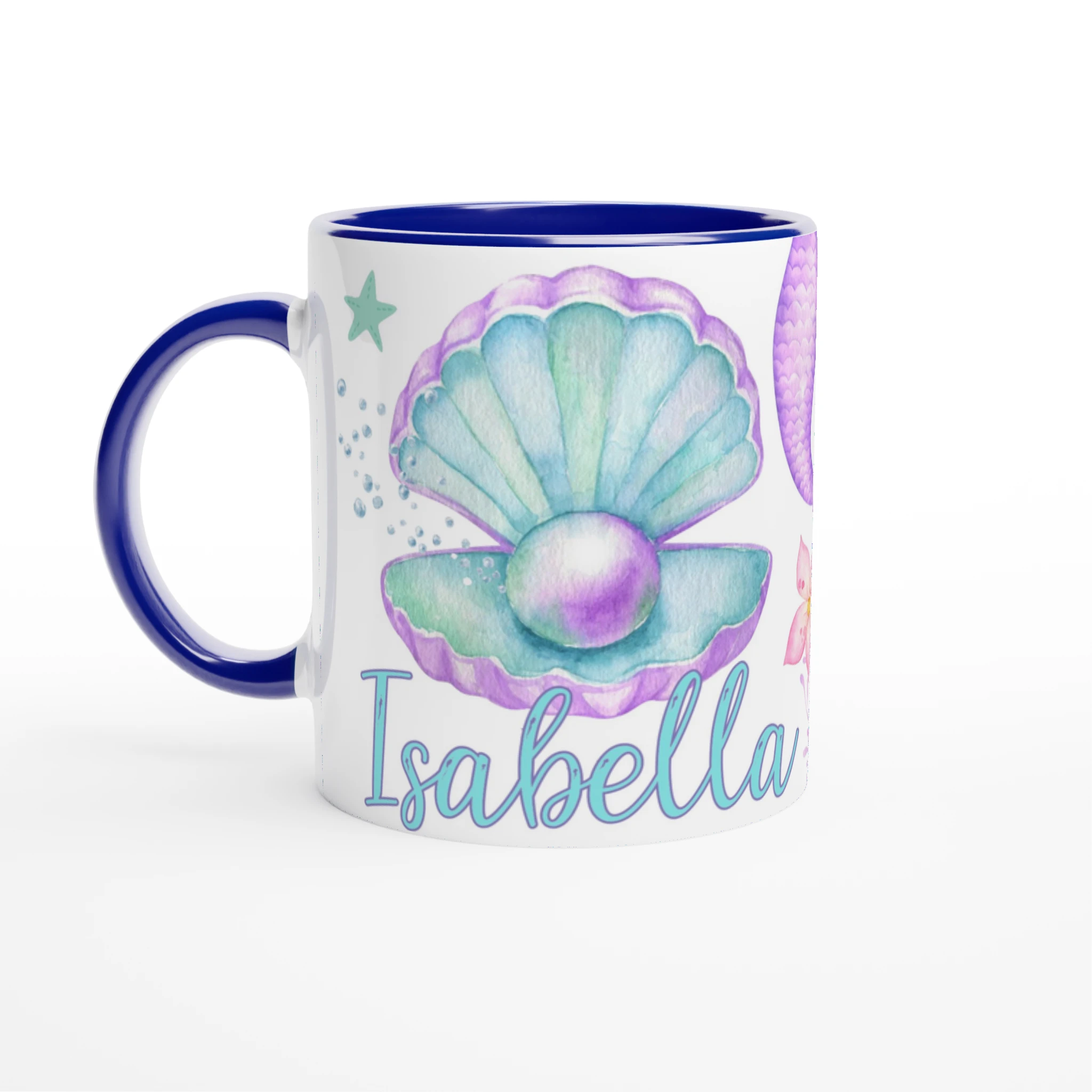 Mug personnalisé avec design de sirène, coquillage et étoiles de mer boho chic, intérieur bleu, idéal pour les passionnées de l’océan.