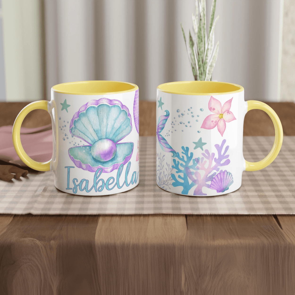 Mug personnalisé avec design de sirène, coquillage et éléments marins boho chic, intérieur jaune, parfait pour un cadeau joyeux.