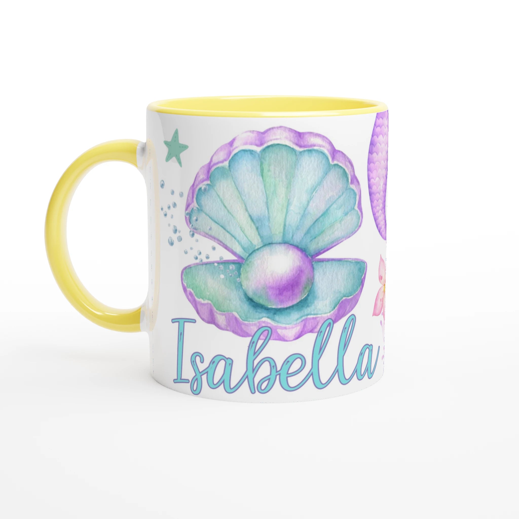 Mug personnalisé avec design de sirène, coquillage et éléments marins boho chic, intérieur jaune, parfait pour un cadeau joyeux.