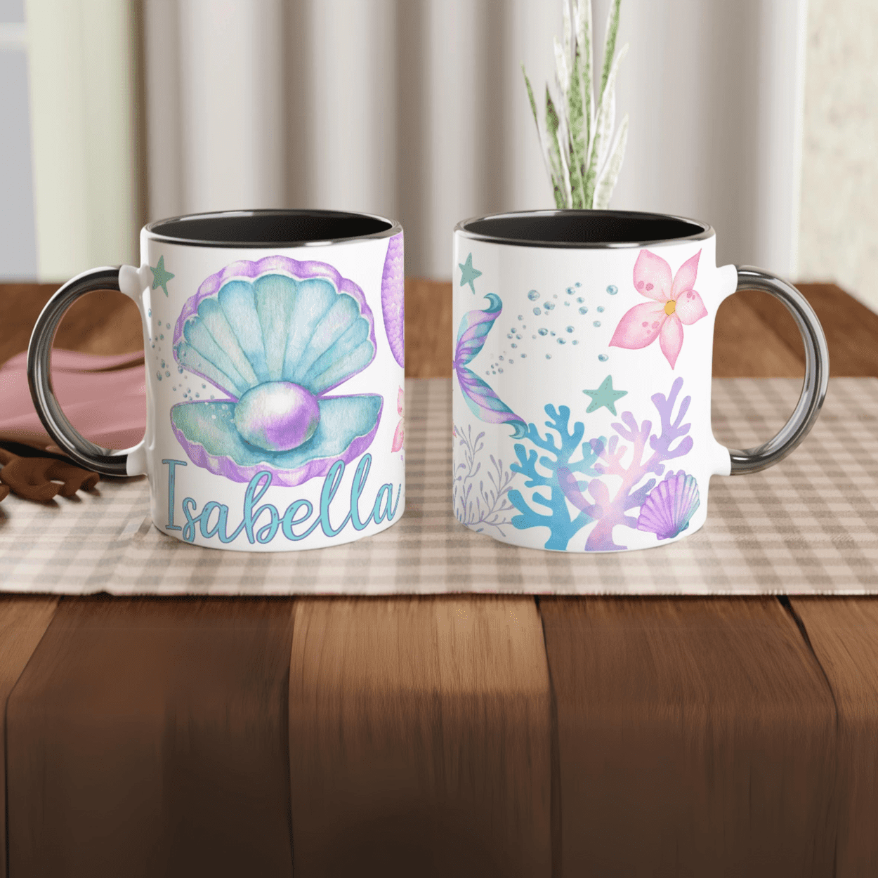 Mug personnalisé avec illustration de sirène, décor marin et coquillage boho chic, intérieur noir, parfait pour une touche chic.