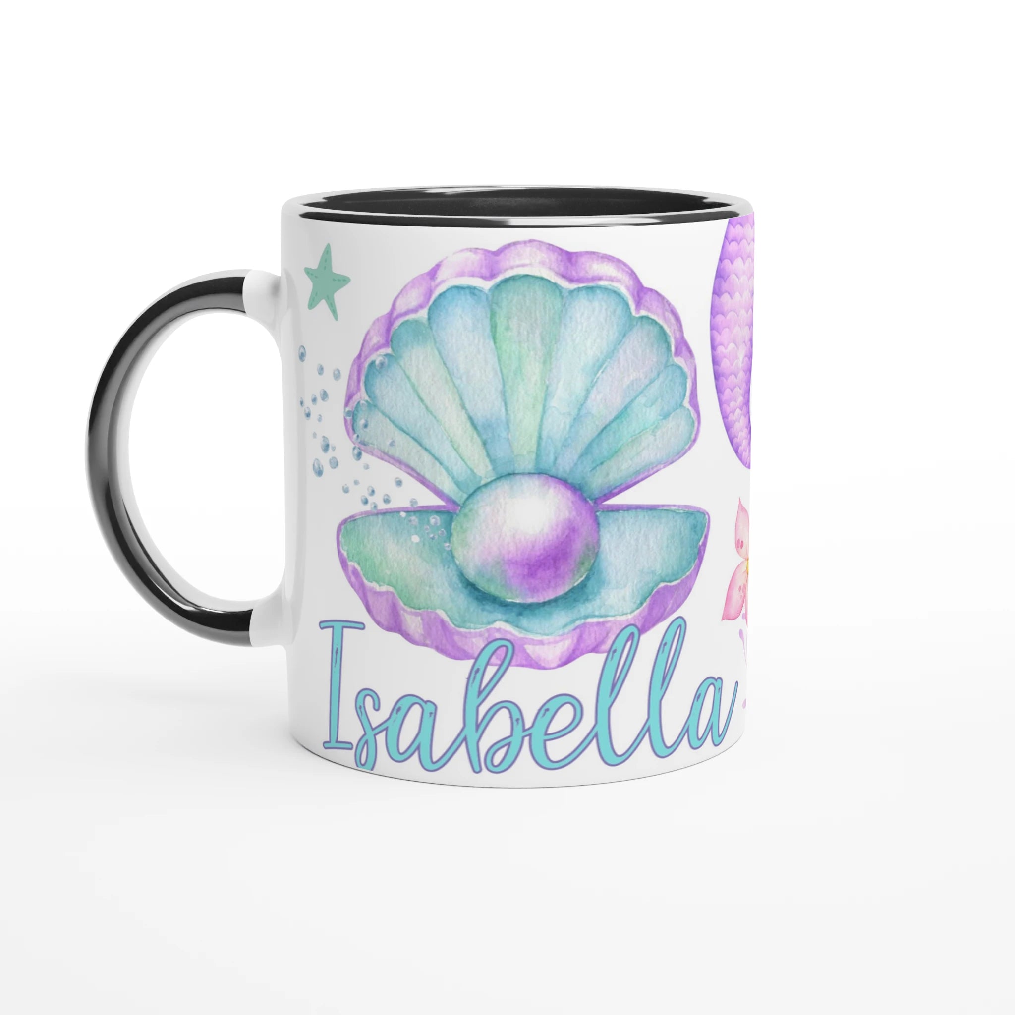 Mug personnalisé avec illustration de sirène, décor marin et coquillage boho chic, intérieur noir, parfait pour une touche chic.