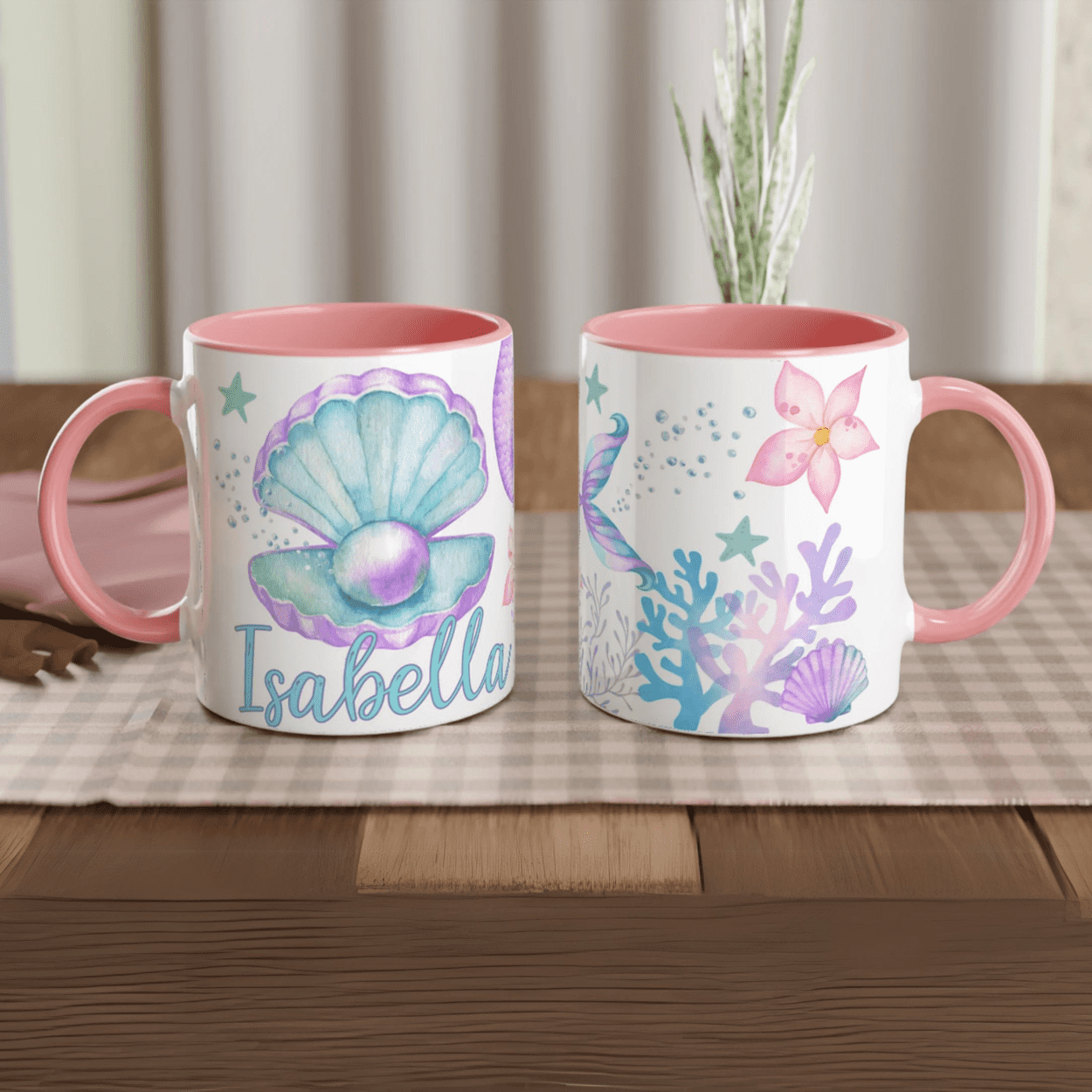 Tasse personnalisée avec motifs de sirène, coquillage et coraux bohème chic, intérieur rose, parfaite pour un cadeau fille élégant.