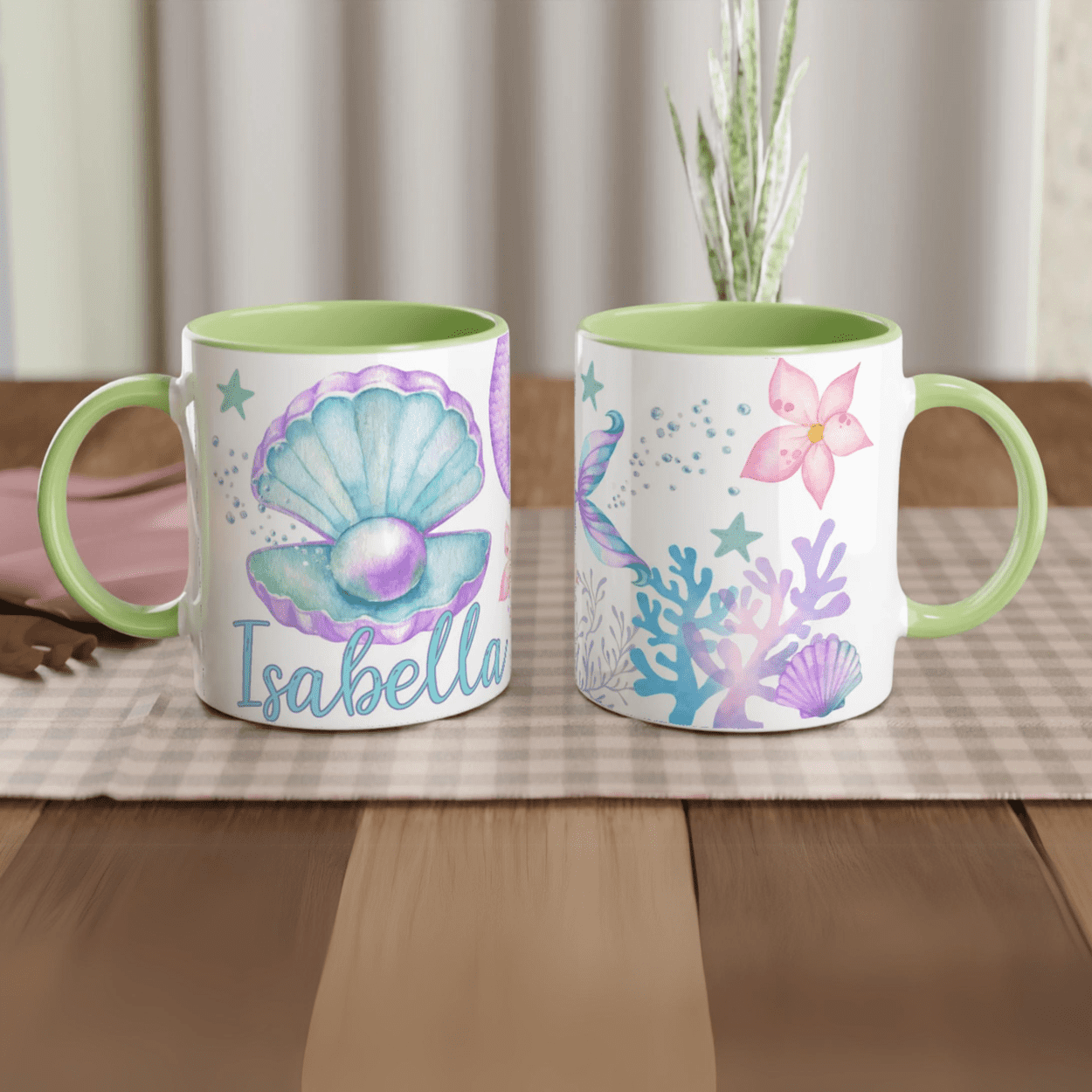 Tasse personnalisée avec décor de sirène, coquillage et coraux boho chic, intérieur vert, parfaite pour un cadeau coloré.
