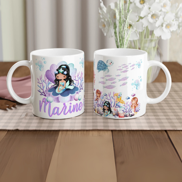 Mug personnalisé tout blanc avec illustration de sirène assise sur un coquillage magique, coraux et décor marin, idéal comme cadeau enfant.