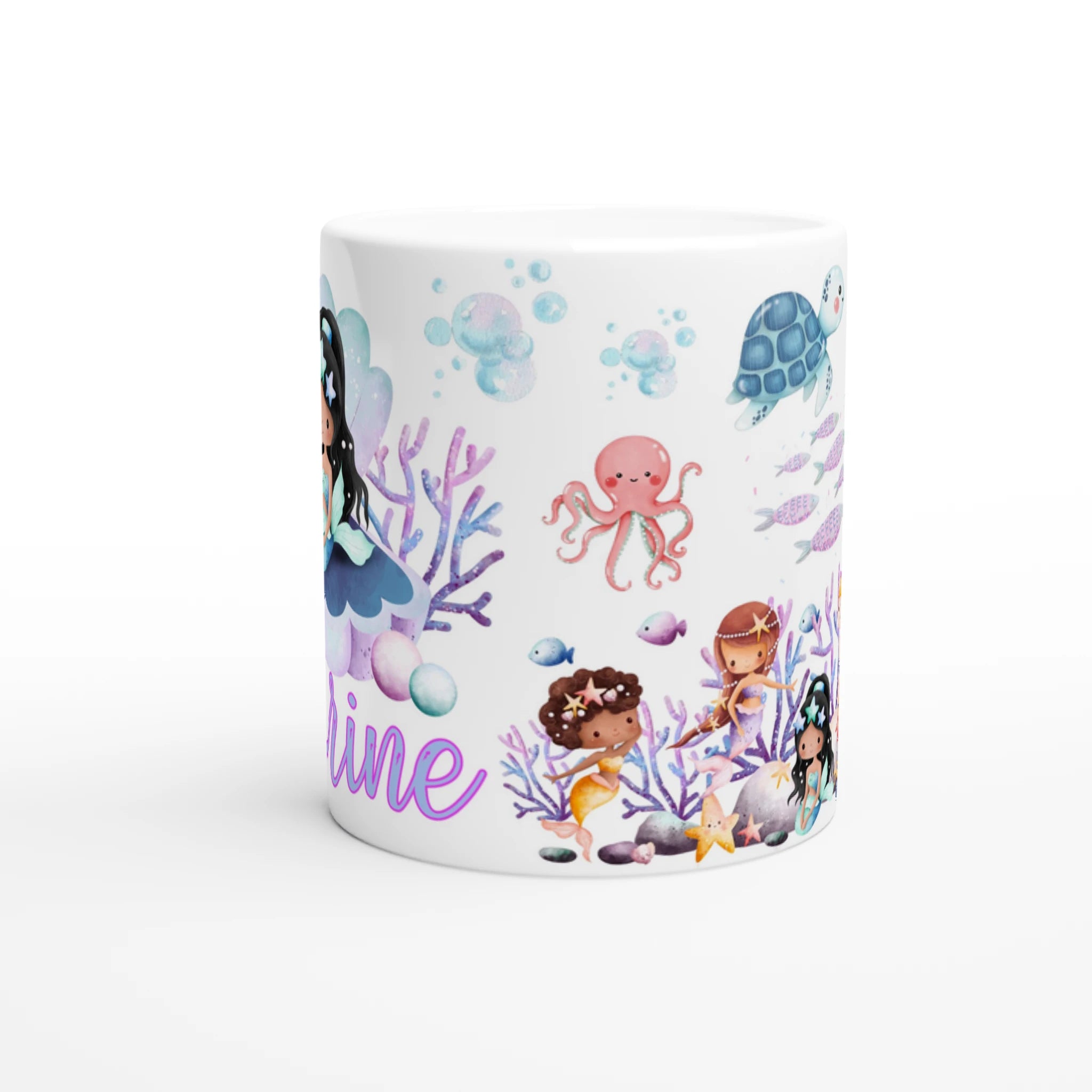 Mug personnalisable tout blanc avec illustration de sirène assise sur un coquillage magique, coraux et décor marin, idéal comme cadeau enfant.