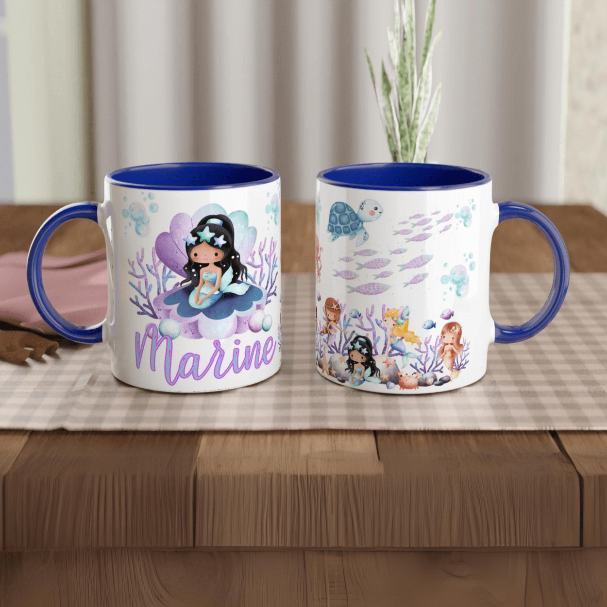 Mug personnalisé avec décor de sirène, coquillage et fonds marins enchantés, intérieur bleu, parfait pour une passionnée de l’océan.