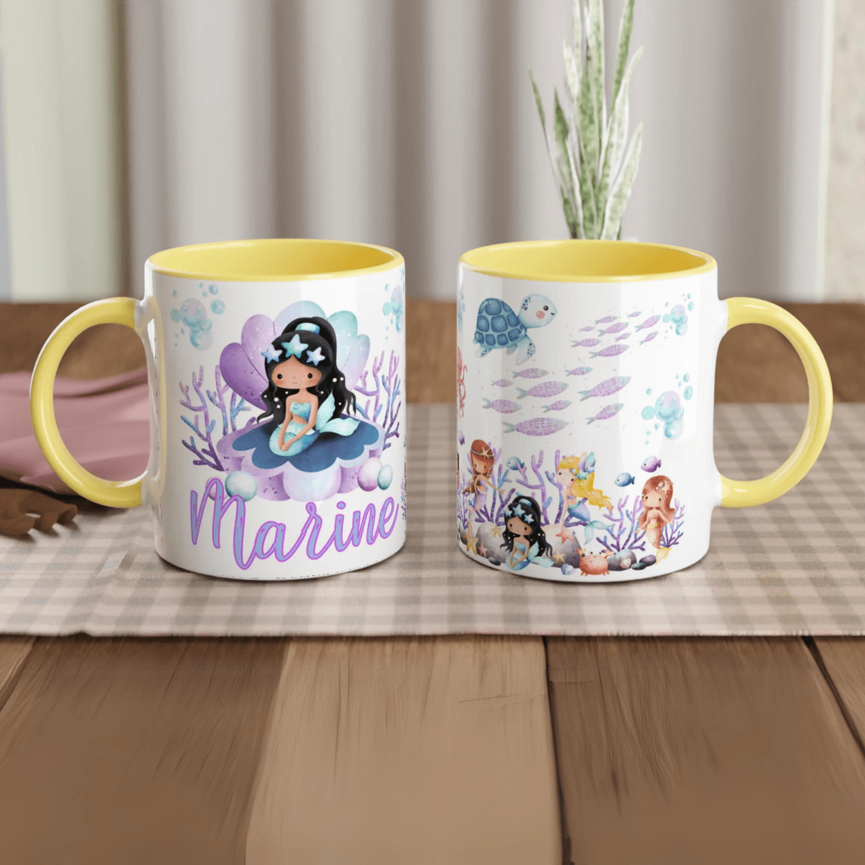 Mug personnalisé avec sirène sur un coquillage magique et décor marin féerique, intérieur jaune, parfait pour un cadeau joyeux.