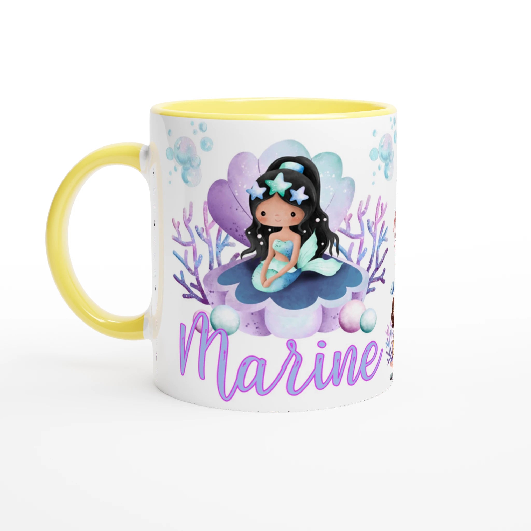 Mug personnalisé avec sirène sur un coquillage magique et décor marin féerique, intérieur jaune, parfait pour un cadeau joyeux.