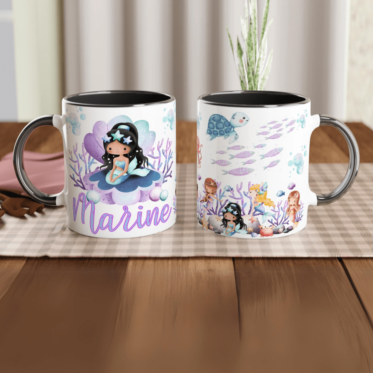 Mug personnalisé avec illustration de sirène sur un coquillage et animaux marins, intérieur noir, parfait pour une touche chic et originale.