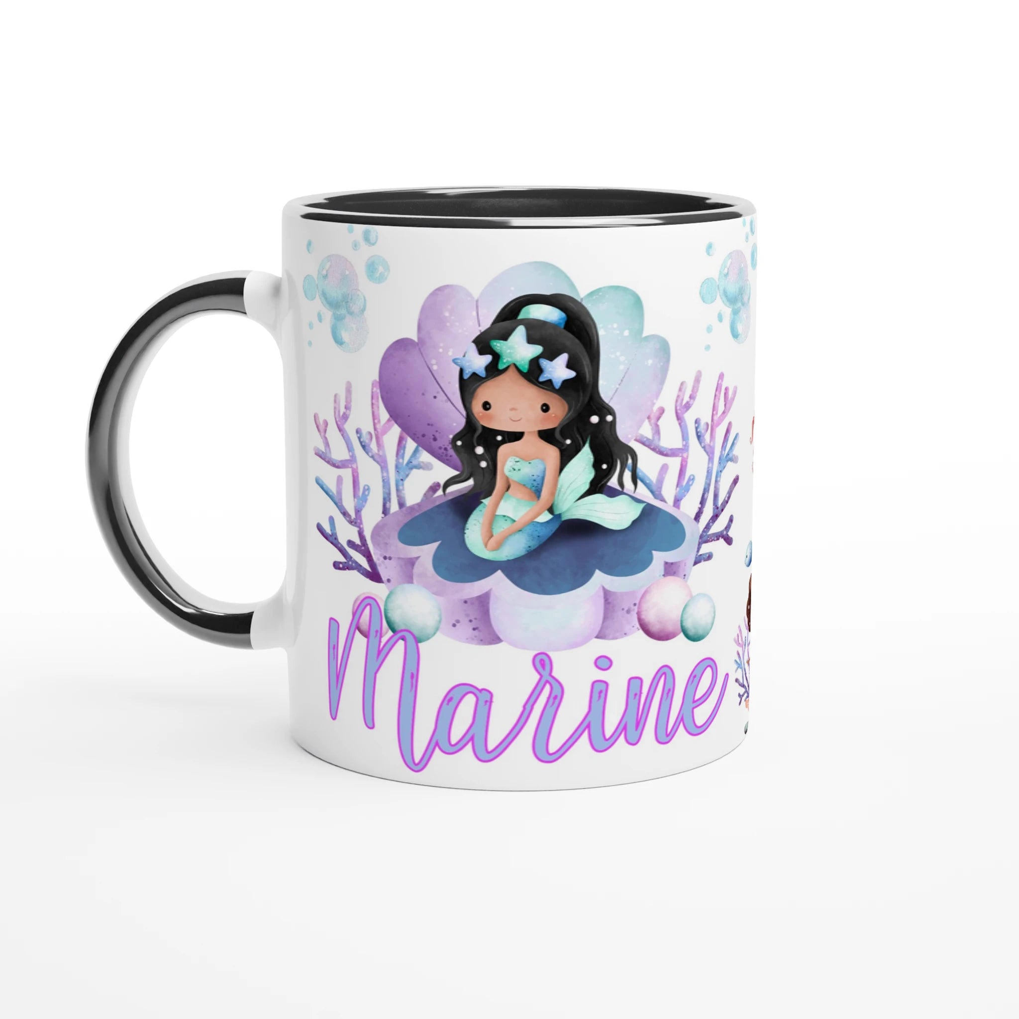Mug personnalisé avec illustration de sirène sur un coquillage et animaux marins, intérieur noir, parfait pour une touche chic et originale.