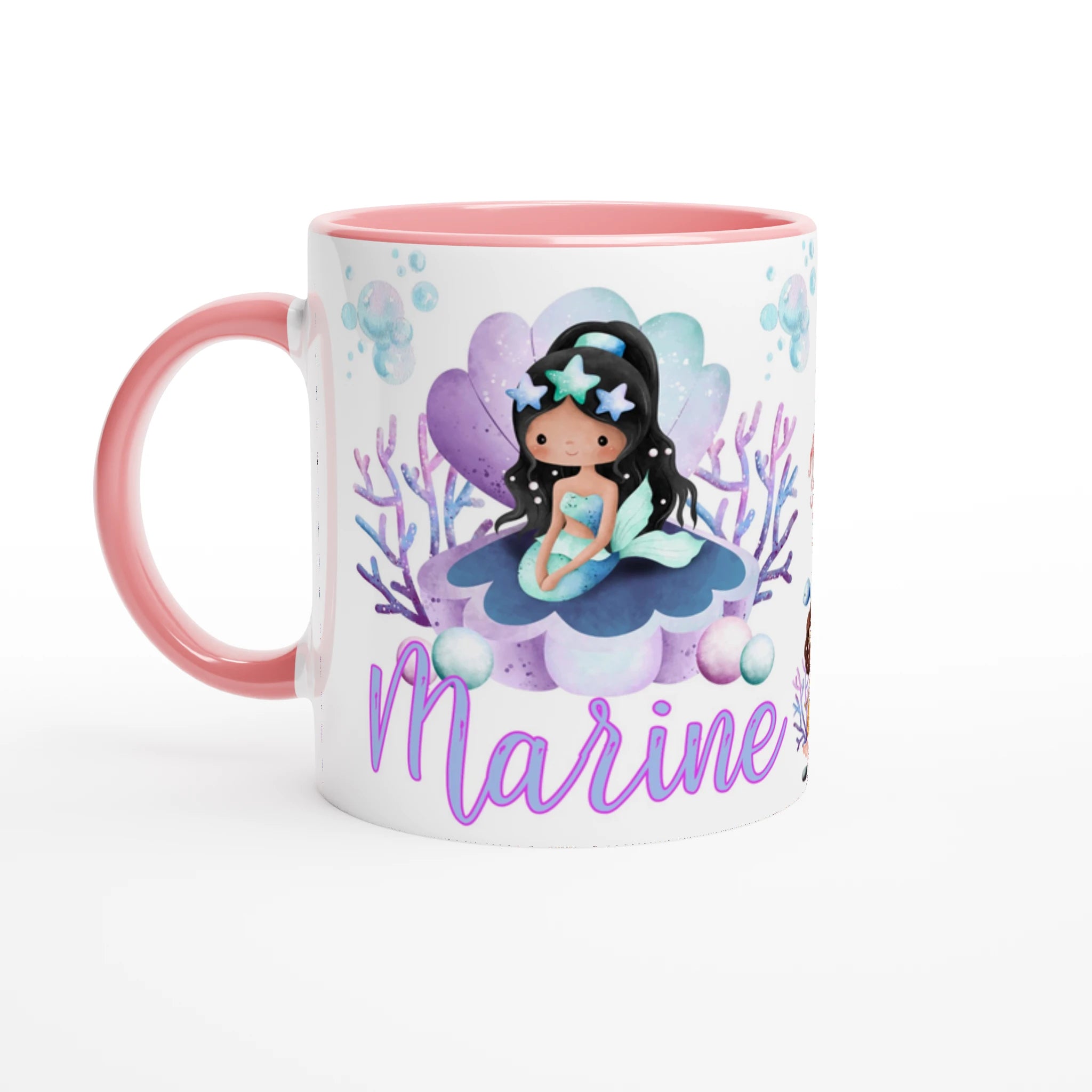 Tasse personnalisée avec motifs de sirène sur un coquillage magique, coraux et étoiles de mer, intérieur rose, idéale pour un cadeau fille.