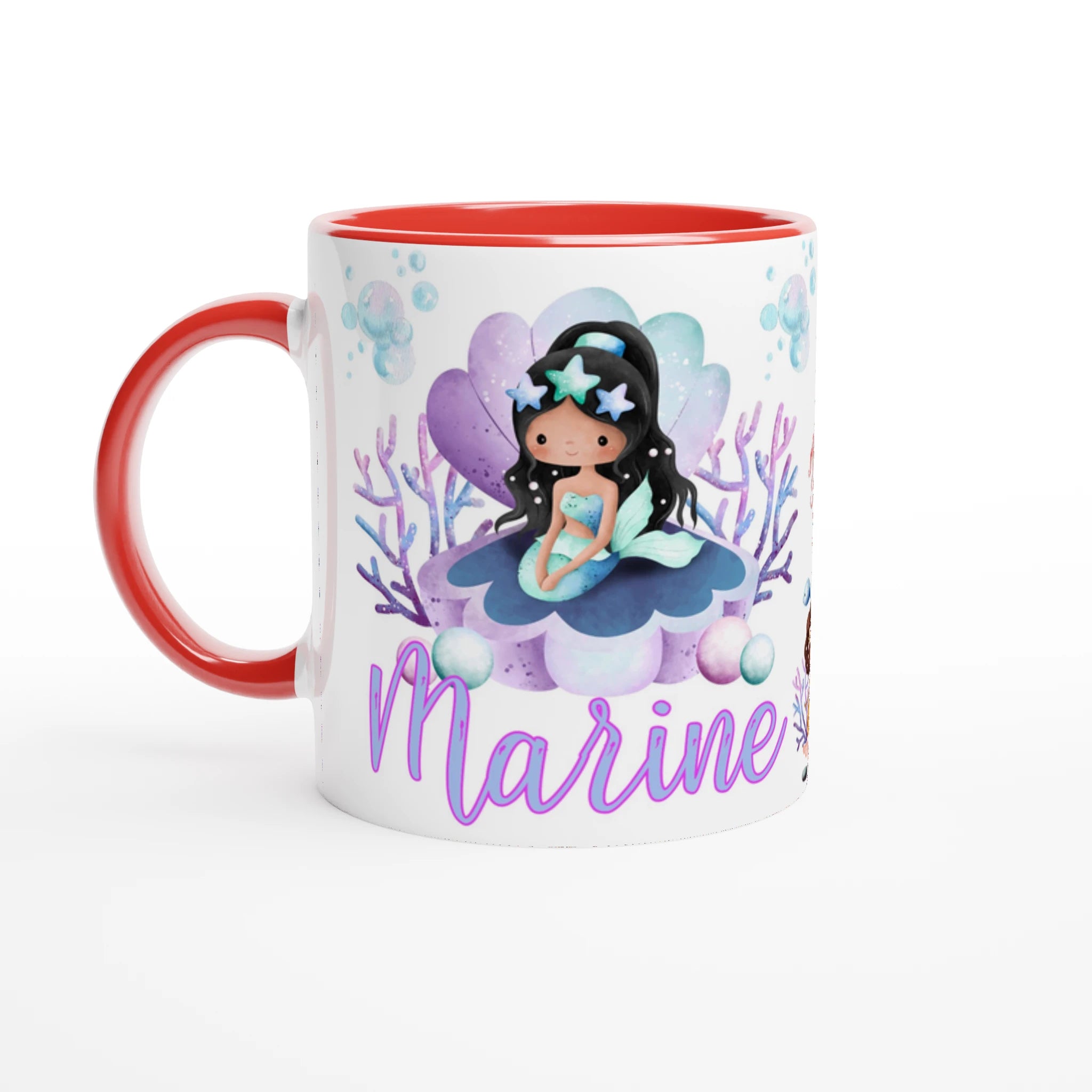 Mug personnalisé avec motifs de sirène, coquillage et décor marin, intérieur rouge, parfait comme cadeau féerique.