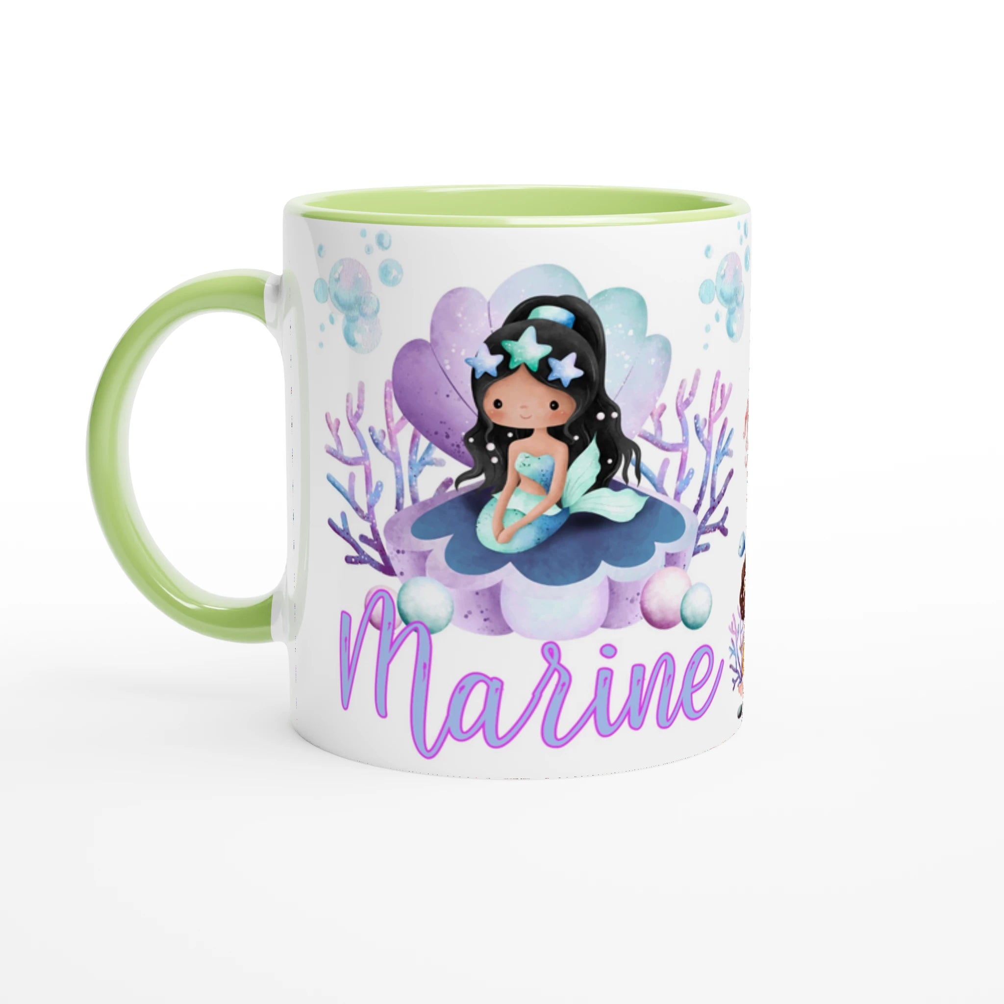 Tasse personnalisée avec décor de sirène, coquillage et coraux, intérieur vert, idéale pour un cadeau coloré et magique.