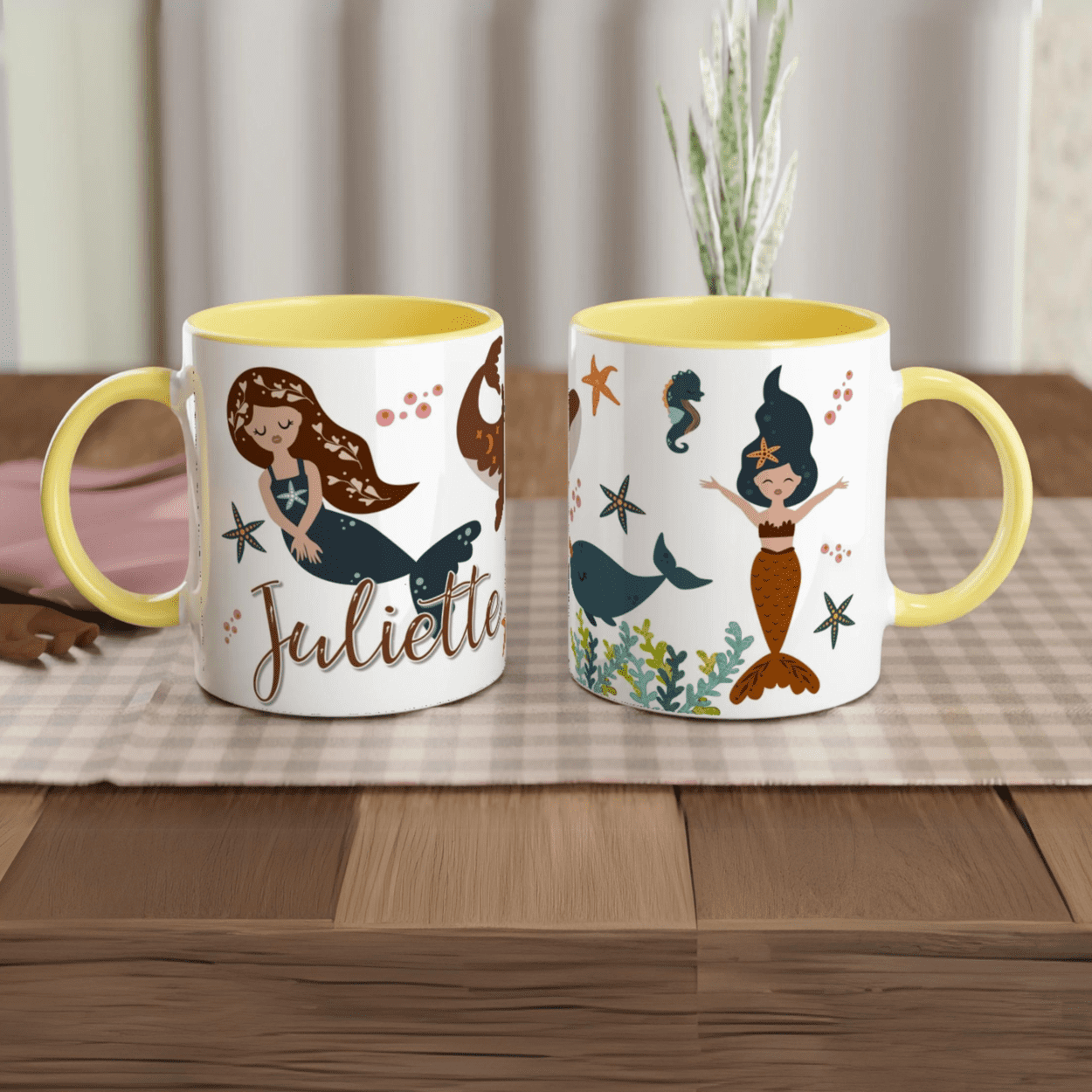 Mug personnalisé avec design de sirènes et décor marin, intérieur jaune, idéal comme cadeau joyeux et original pour enfant.