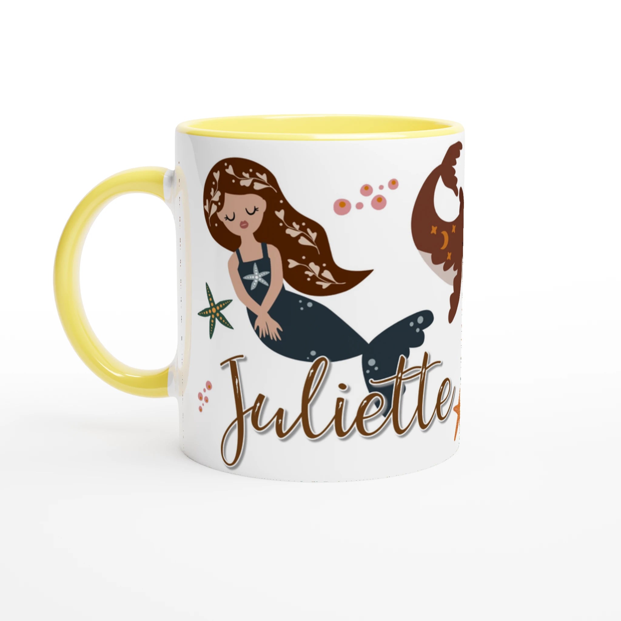 Mug personnalisé avec design de sirènes et décor marin, intérieur jaune, idéal comme cadeau joyeux et original pour enfant.