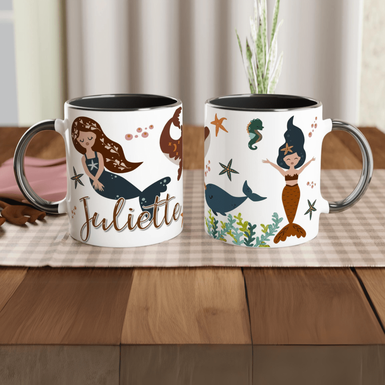 Mug personnalisé avec illustration de sirènes et décor marin, intérieur noir, idéal pour une touche chic et originale.