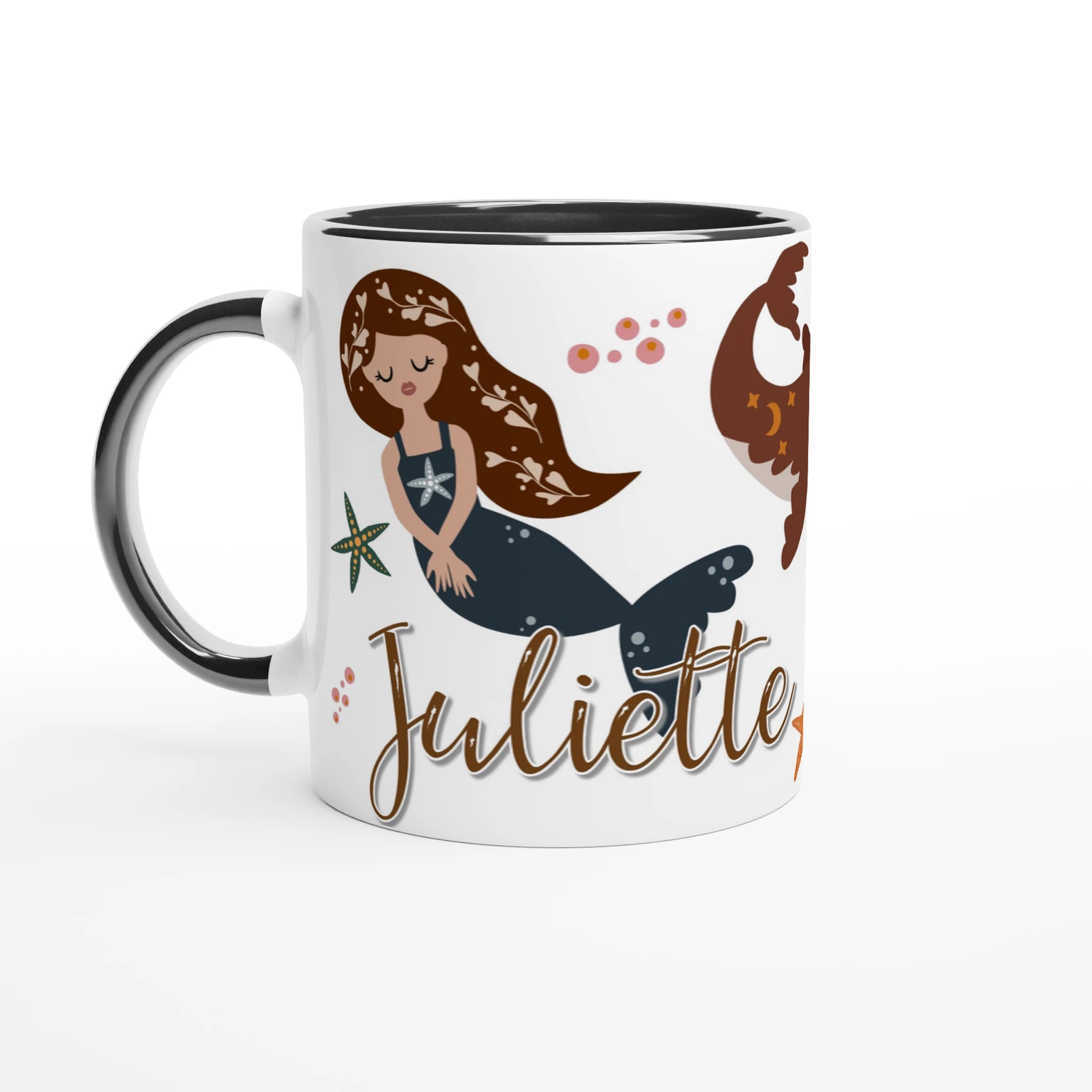 Mug personnalisé avec illustration de sirènes et décor marin, intérieur noir, idéal pour une touche chic et originale.