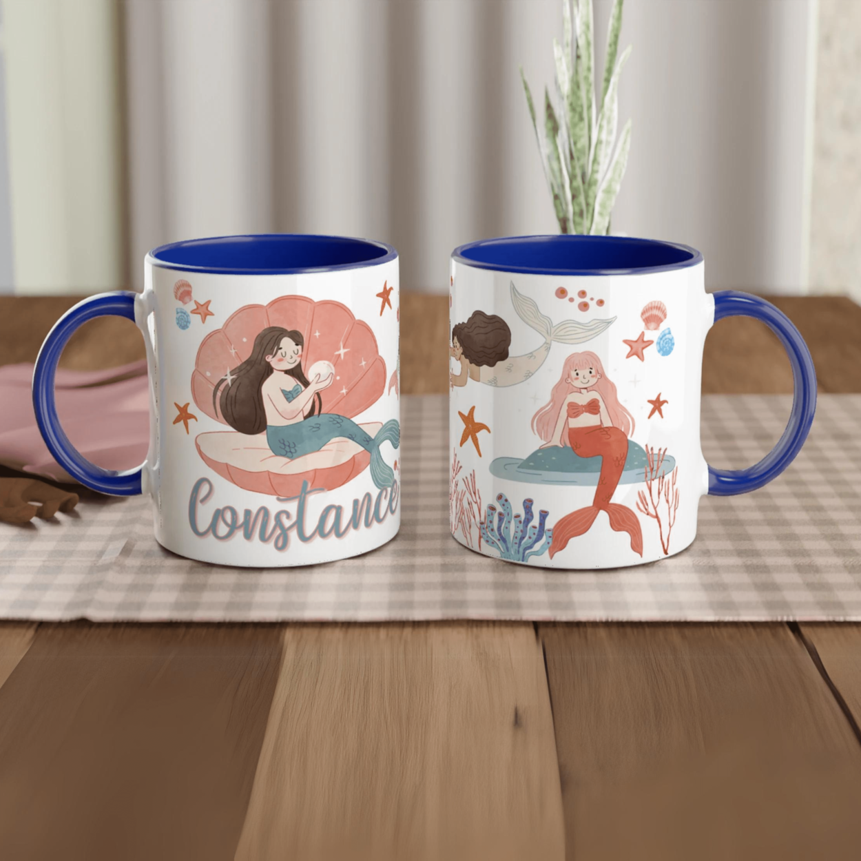Mug personnalisé avec décor de sirènes et coquillages perles, intérieur bleu, idéal pour une passionnée du monde marin.