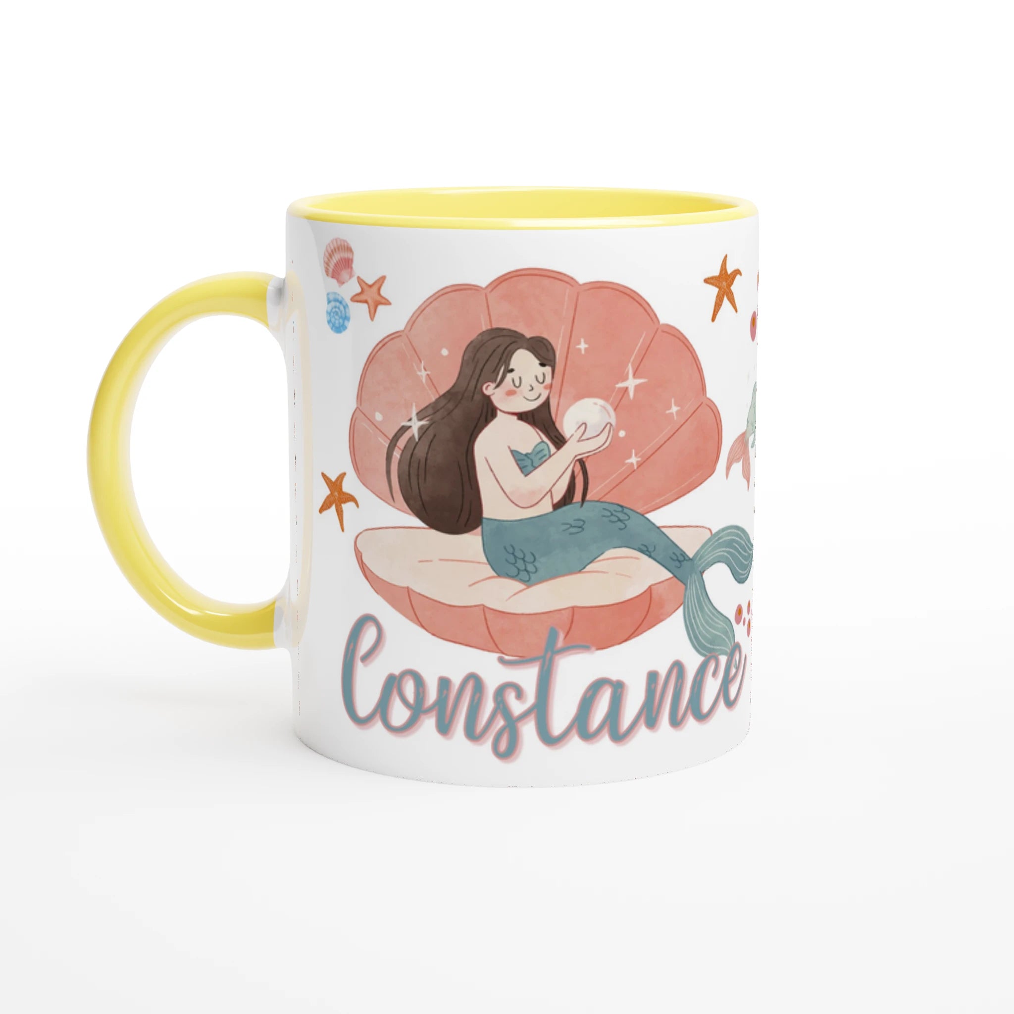 Mug personnalisé avec sirènes boho chic et perles marines, intérieur jaune, parfait comme cadeau joyeux et féerique.