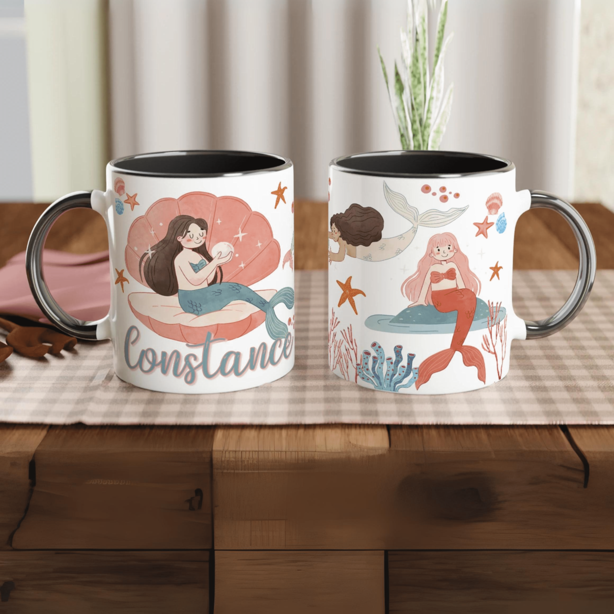 Mug personnalisé avec illustration de sirènes bohème chic et perles marines, intérieur noir, parfait pour une touche élégante.