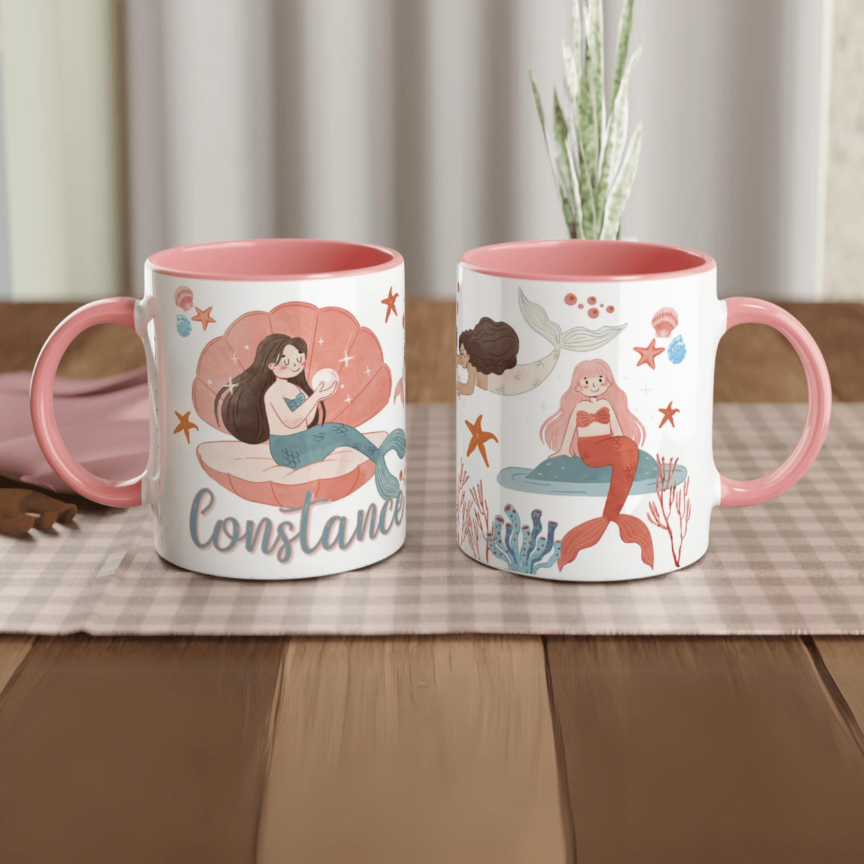 Tasse personnalisée avec motifs de sirènes sur un coquillage perle, étoiles de mer et coraux, intérieur rose, idéale pour un cadeau fille.