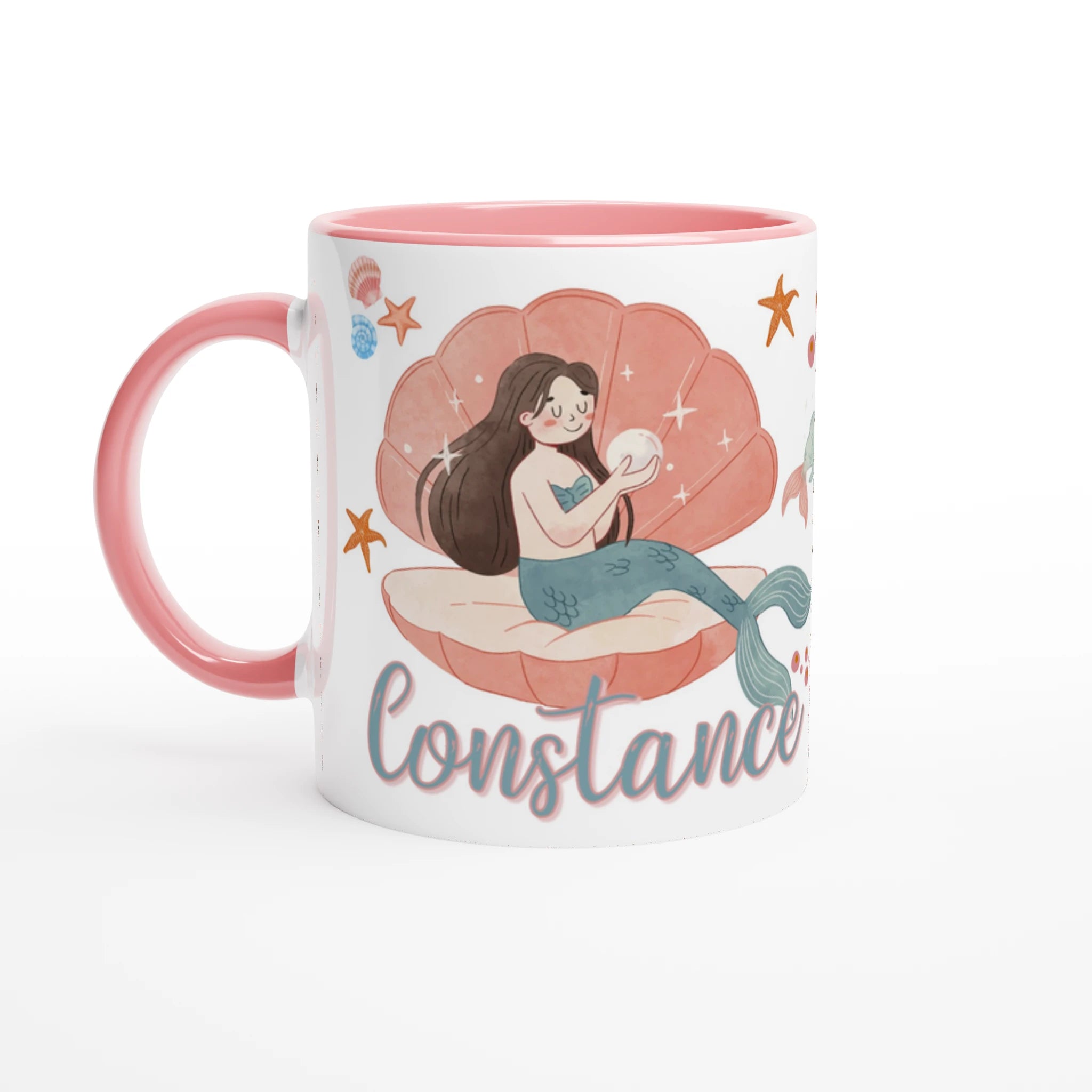 Tasse personnalisée avec motifs de sirènes sur un coquillage perle, étoiles de mer et coraux, intérieur rose, idéale pour un cadeau fille.