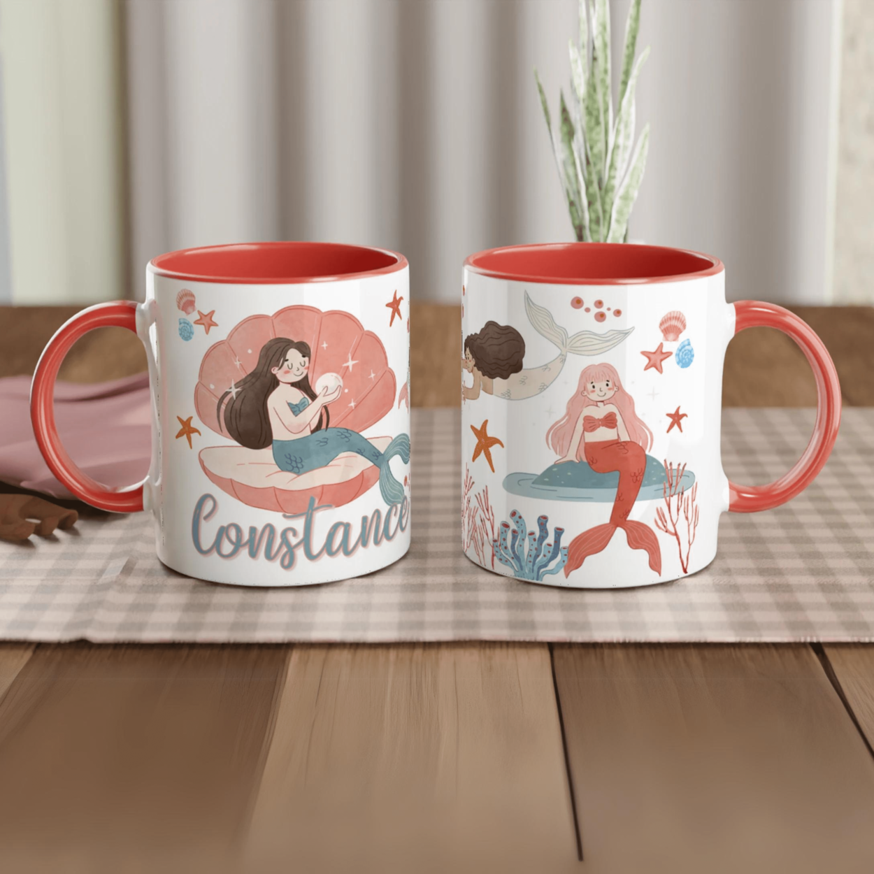 Mug personnalisé avec motifs de sirènes, perles et décor marin bohème chic, intérieur rouge, parfait pour un cadeau unique.