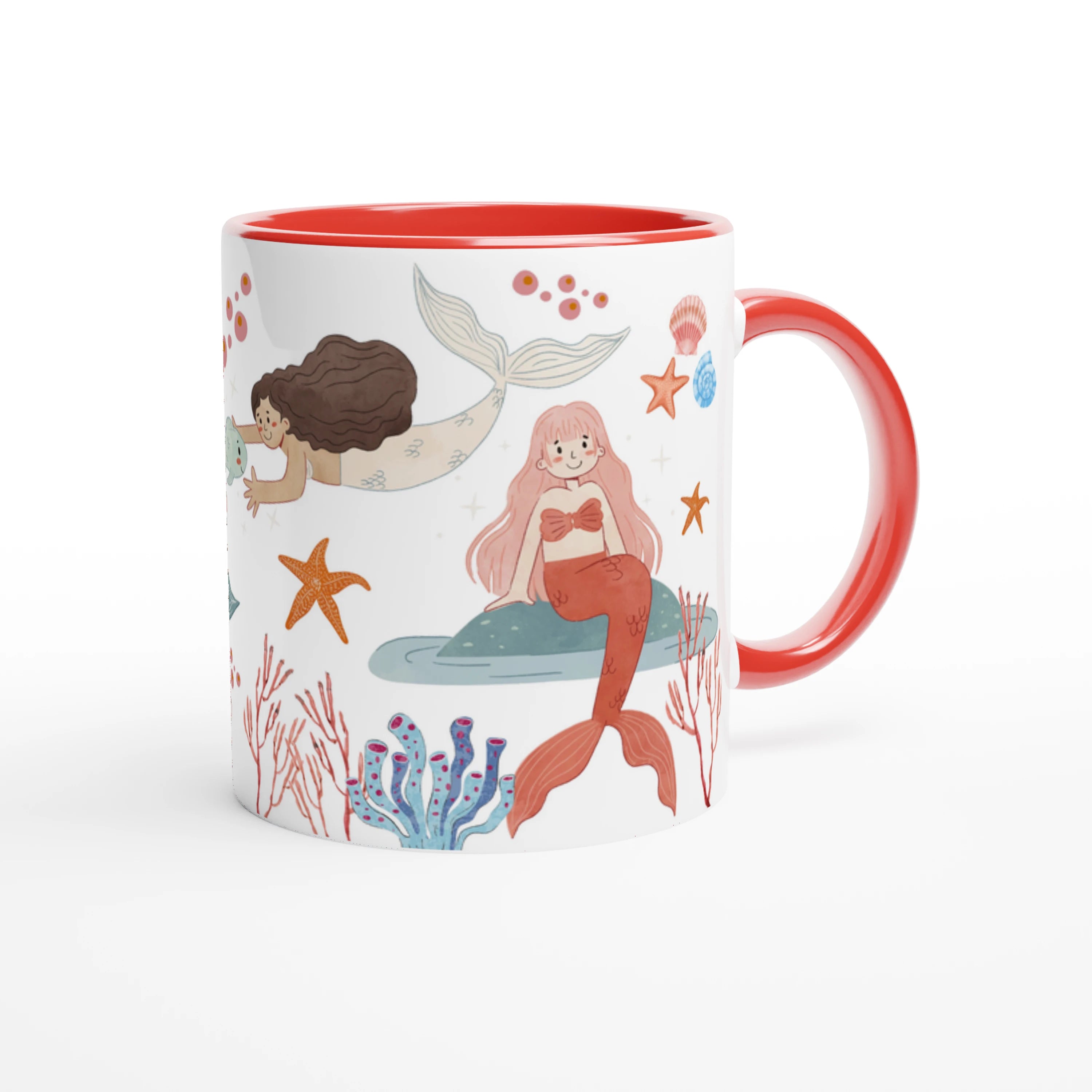 Mug personnalisé avec motifs de sirènes, perles et décor marin bohème chic, intérieur rouge, parfait pour un cadeau unique.