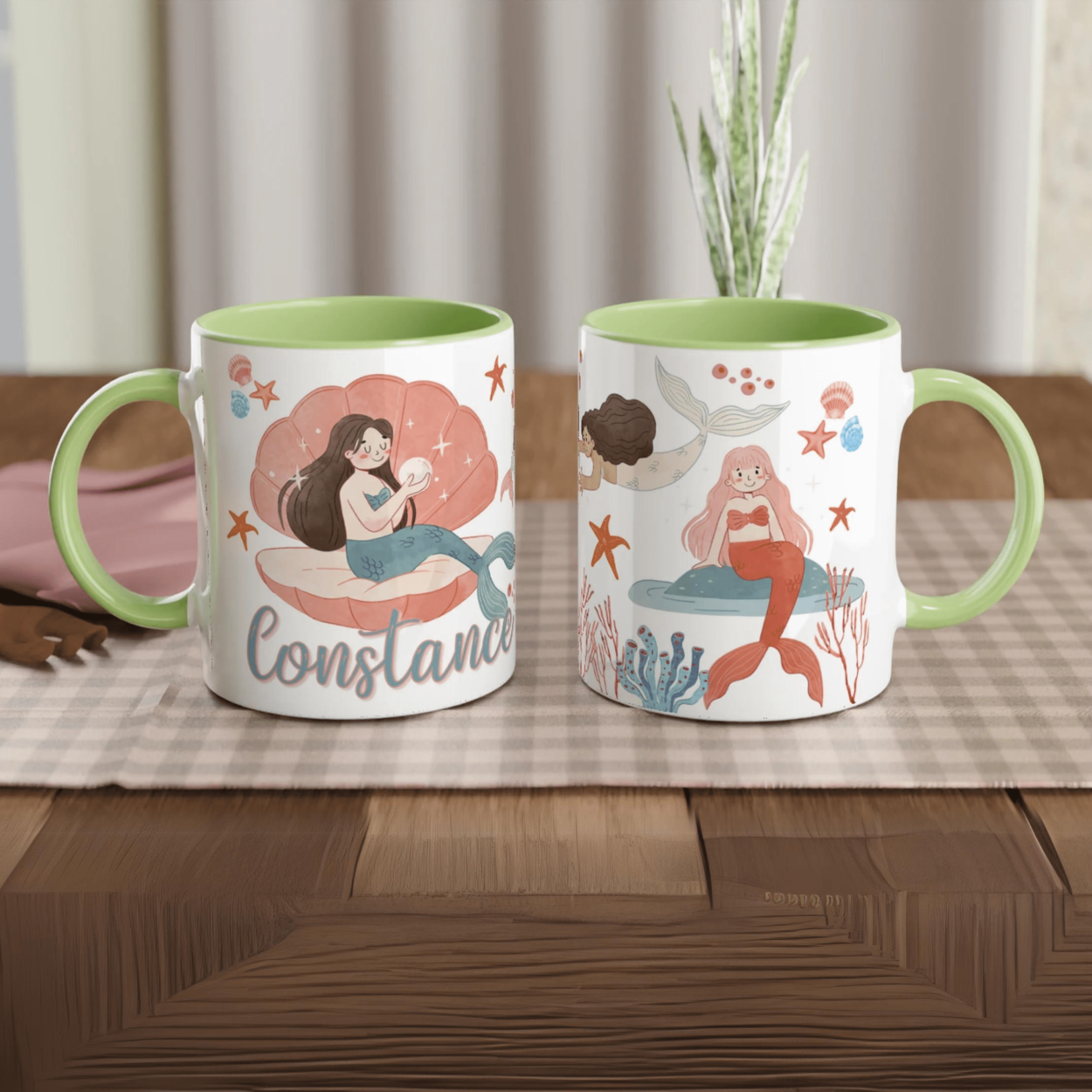 Tasse personnalisée avec décor de sirènes sur un coquillage perlé et coraux, intérieur vert, parfaite pour un cadeau coloré et original.