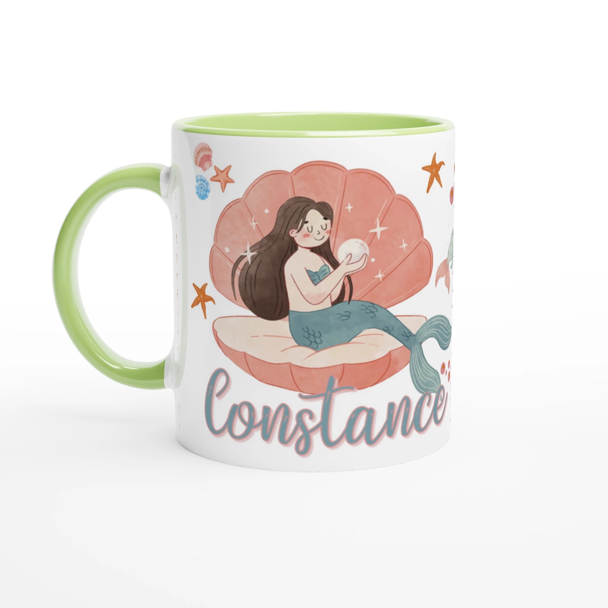 Tasse personnalisée avec décor de sirènes sur un coquillage perlé et coraux, intérieur vert, parfaite pour un cadeau coloré et original.