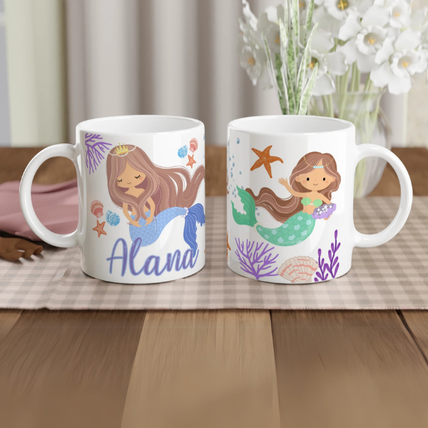 Mug personnalisé tout blanc avec illustration de sirène princesse, décor marin avec étoiles de mer et coraux, idéal pour un cadeau enfant.
