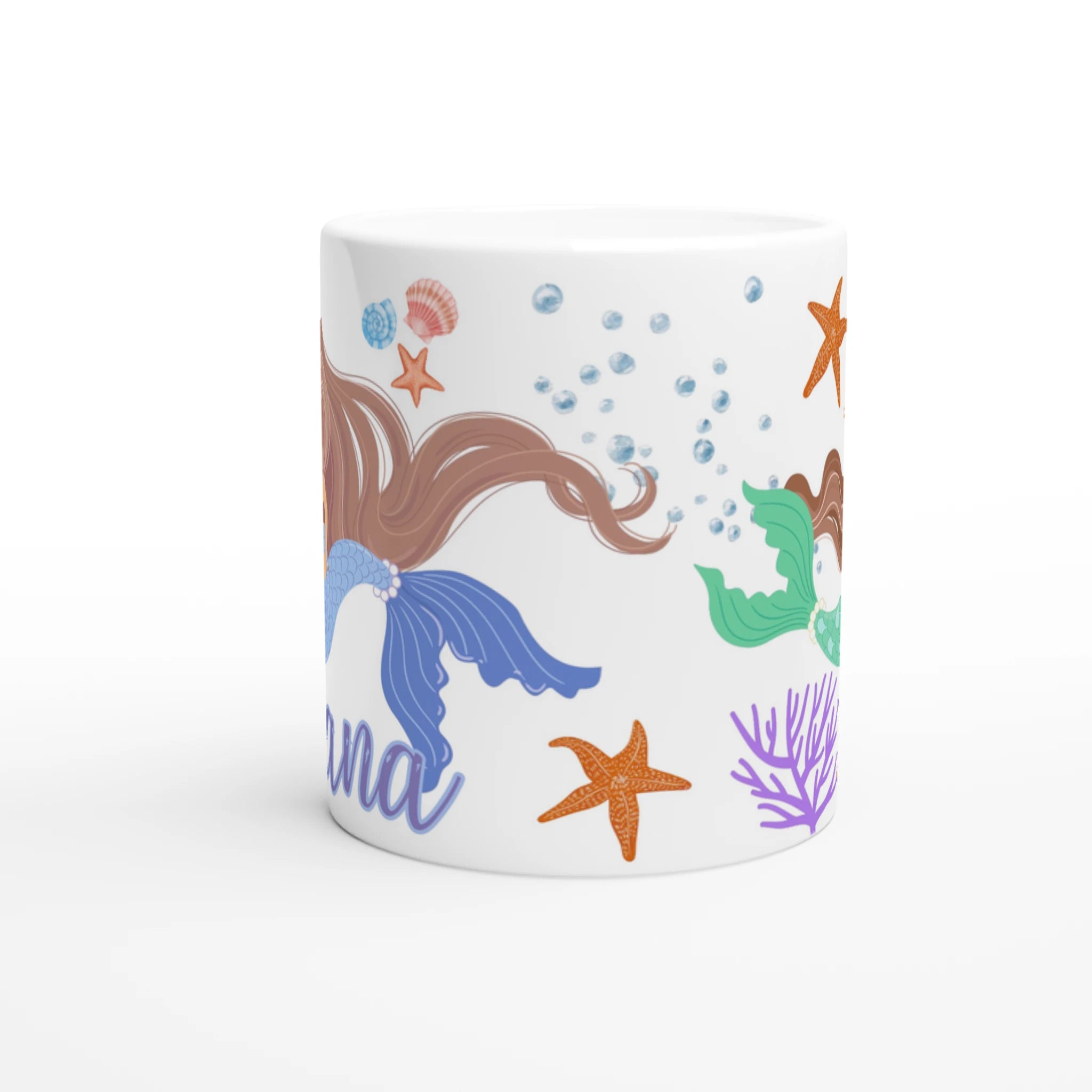 Mug personnalisé tout blanc avec illustration de sirène princesse, décor marin avec étoiles de mer et coraux, idéal pour un cadeau enfant.