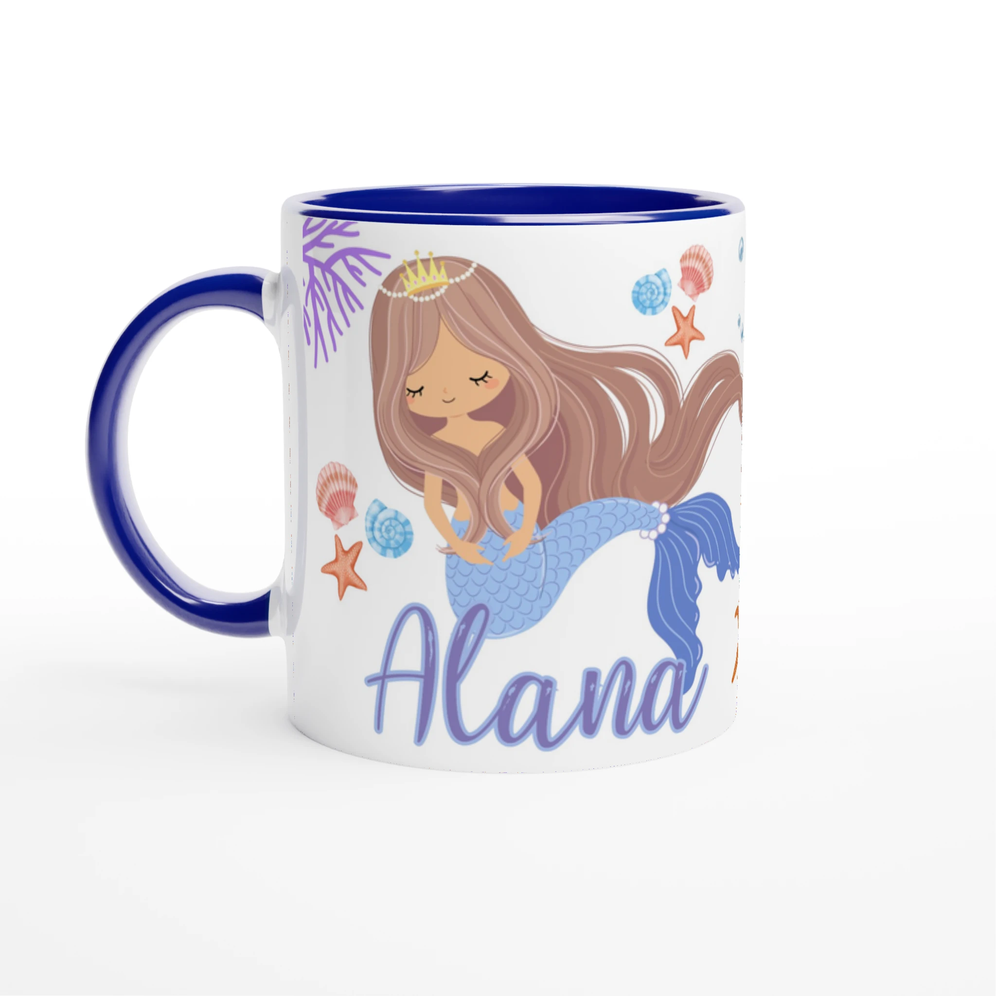 Mug personnalisé avec décor de sirène princesse et coraux, intérieur bleu, parfait pour les passionnées de l’océan.