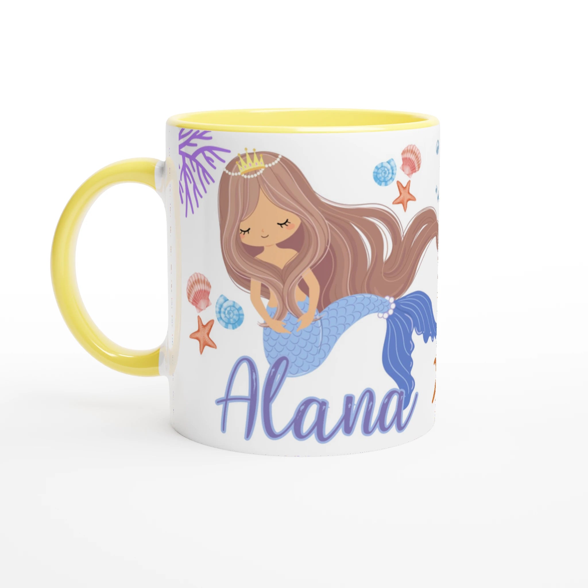 Mug personnalisé avec sirène princesse et décor marin au style enfantin, intérieur jaune, parfait pour un cadeau joyeux.